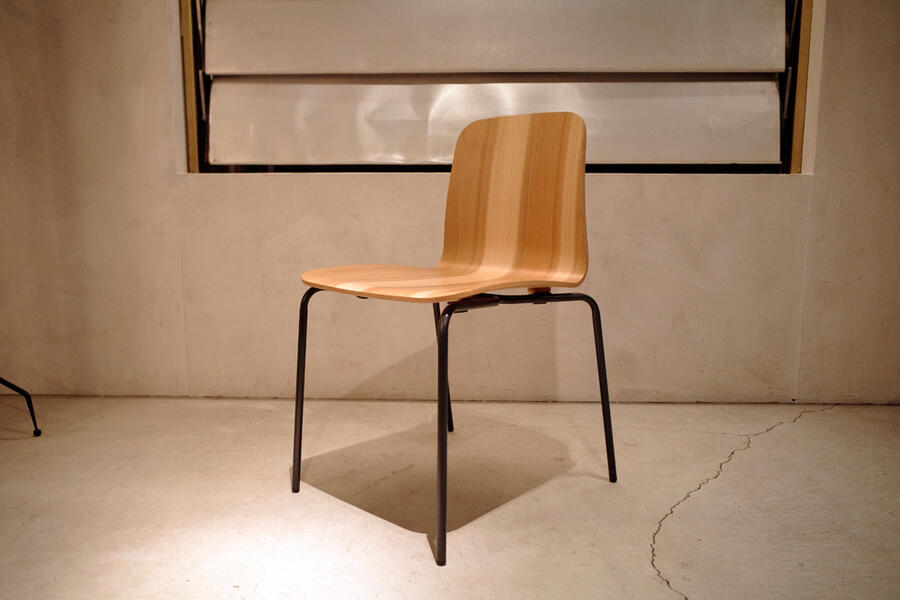 SALE FC chair/FCチェア INTERIORS R&D design by interiors/バイ インテリアズ 福島県産杉材 ダイニングチェア スタッキングチェア ウッド 木製 6脚スタッキング可 スタイリッシュ家具 デザイナーズ家具 展示品 イス 椅子 中古美品 複数入荷 定価53,900円/1脚 