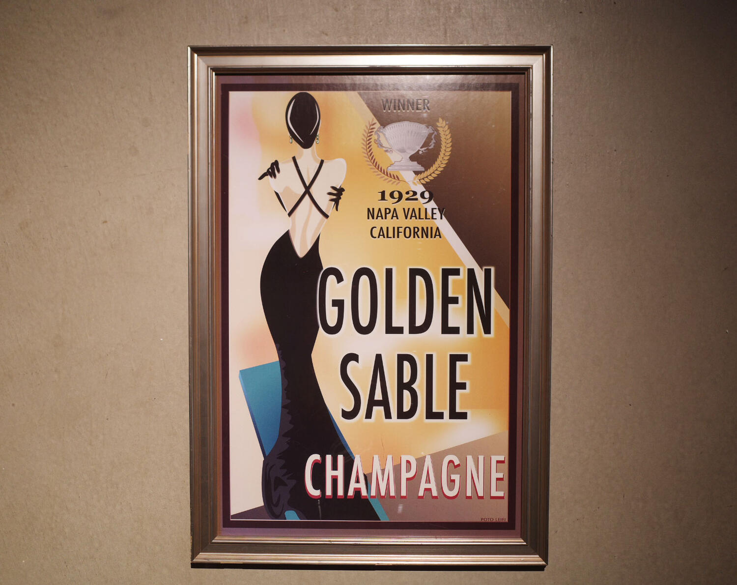 1929 Golden Sable CHAMPAGNE　Poster　（額入り） デザイナー - Poto Leifi Size - フレーム - W710×D30×H1020mm カラー - 画像参考 素材 - 木製フレーム 状態 - ヴィンテージ品 　フレーム傷がございます。（画像参考）画像をクリックしていただき設定より画像を拡大できますのでご参考下さい。また現物をご覧になりたい方は倉庫よりお持ちいたしますので事前に来店予定日をご連絡下さい。 配送 - クロネコヤマト宅急便 200サイズ　例:関東 3720円 1929年のカリフォルニア　ナパバレーをテーマにしたPoto Leifiデザインのアートポスターになります。アールデコ調のデザインで、背中が大きく開いたドレスを着た女性が描かれております。シャンパンやワインを提供、販売しているお店にもおすすめです。
