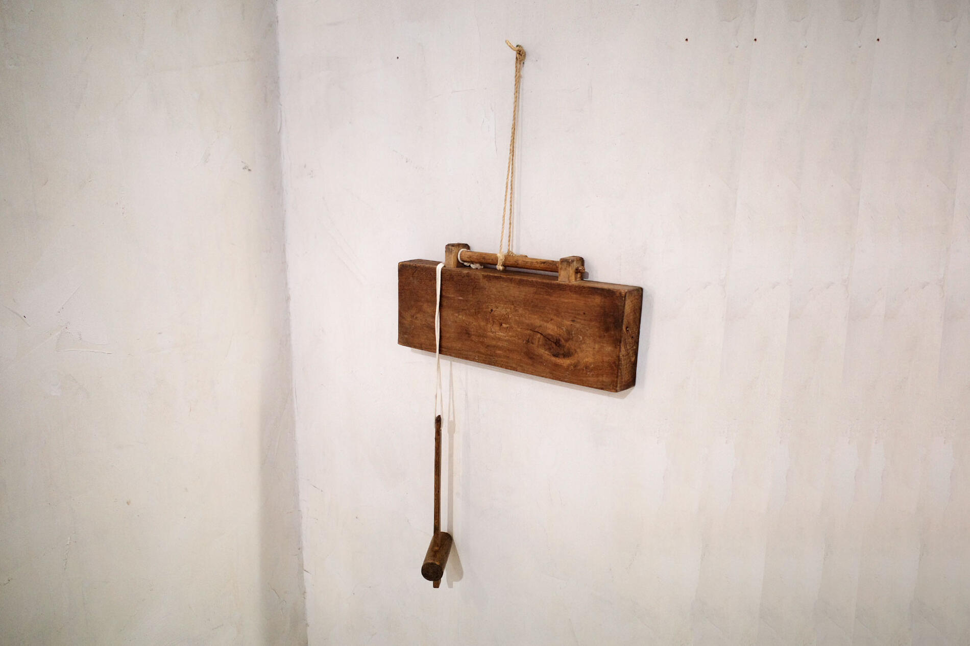 古道具 半鐘 呼び出し チャイム 拍子木 民具 民藝 民芸 プリミティブアート 原始 木製 手仕事 ハンドメイド Antique/アンティーク ジャパン 日本 骨董品 家具 店舗什器 唐臼 火熨斗 ディスプレイ 昭和レトロ 大正ロマン Vintage/ヴィンテージ 小物 木槌 呼び出し板【中古】