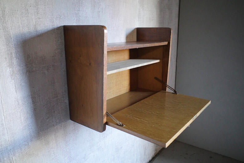 Vintage wall desk/ヴィンテージ ウォール デスク Size - W695×D290-580×H520 mm　（天板 - 650×350 mm） デザイナー - SAM　（フランスヴィンテージ） Manufacture - SAM　（フランスヴィンテージ） 素材 - ウッド 状態 - ヴィンテージ品 傷、汚れがございます。年代を考えますととても良いコンディションです。（画像参考） 配送 - クロネコヤマト宅急便　180サイズ　 例:関東 3060円 フランスより入荷いたしましたヴィンテージのSAMのウォールデスクになります。サイドのデザインなどを見ますとマルセル・ガスコアンがデザインしたような雰囲気がございます。デザインの良い壁面収納、デスクはなかなか無くサイズ感も小ぶりで使いやすいかと思います。店舗什器としてもおすすめです。 注意 : 当店の商品ページを無断でコピーし掲載し販売価格よりさらに割引した偽サイトがございます。 当店は楽天市場のみの販売となりますので楽天市場以外のサイトで同じ画像が使用されているサイトからは購入しないようお願いいたします。当社とは一切かかわりがございませんのでどうぞよろしくお願いいたします。 例:maru○ake/car○ze 他注意 : ヴィンテージ（中古）の商品になりますので傷、汚れや、破損部分等不具合がある商品もございます。 商品の状態の詳しい解説や細かい写真が必要な方は当店にご質問いただければ写真を添付にて送らせていただきます。 ※ヴィンテージ品は傷や汚れ等の状態での理由に関するご返品、返金、交換は受け付けておりませんので気になる点がございましらまず当店へご連絡ください。※現状渡しになります。付属品も画像掲載分のみとなります。