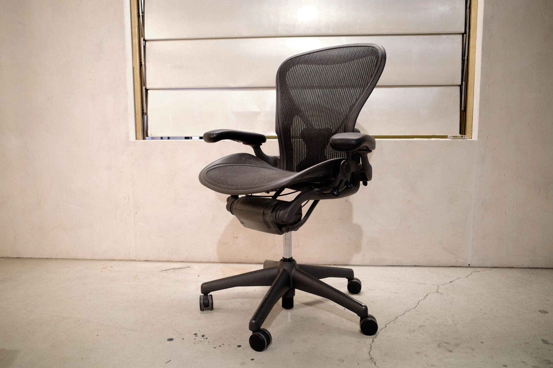 楽天アンダーグラウンドSALE アーロンチェア Bタイプ フル装備 ポスチャーフィット Hermanmiller/ハーマンミラー オフィスチェア 家具 イス 椅子 パソコンチェア ゲーミングチェア ブラック グラファイト 2012年12月29日購入品 パーソナルチェア 人間工学 当時定価180,360円 【中古】