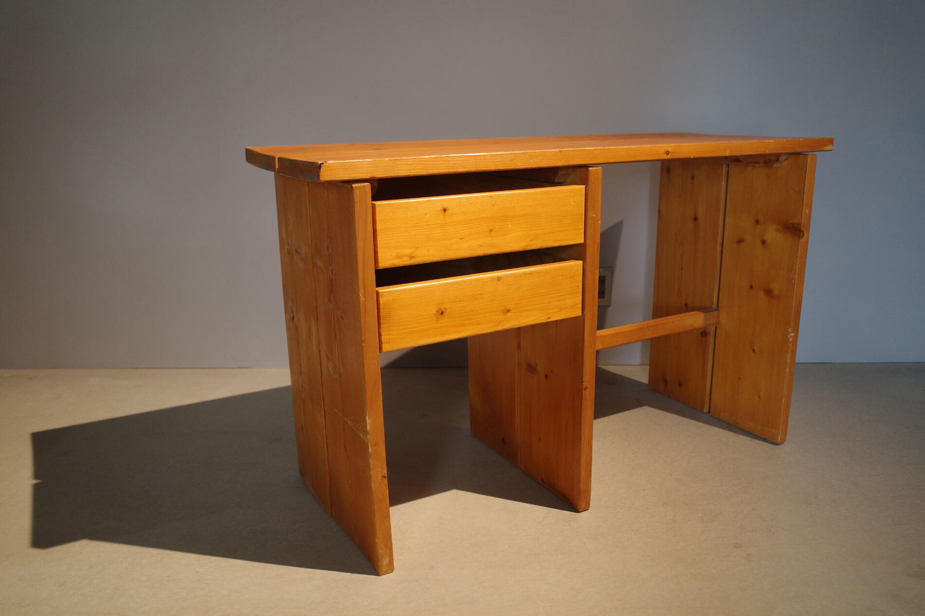 フランスより入荷 Pine Desk /パイン デスク Les Arcs/レザルク(スキーリゾート)近郊の学校にて使用品 テーブル サイドボード チェスト シェルフ Vintage/ヴィンテージ Antique/アンティーク レア 家具 Charlotte Perriand/シャルロットペリアン Méribel/メリベル