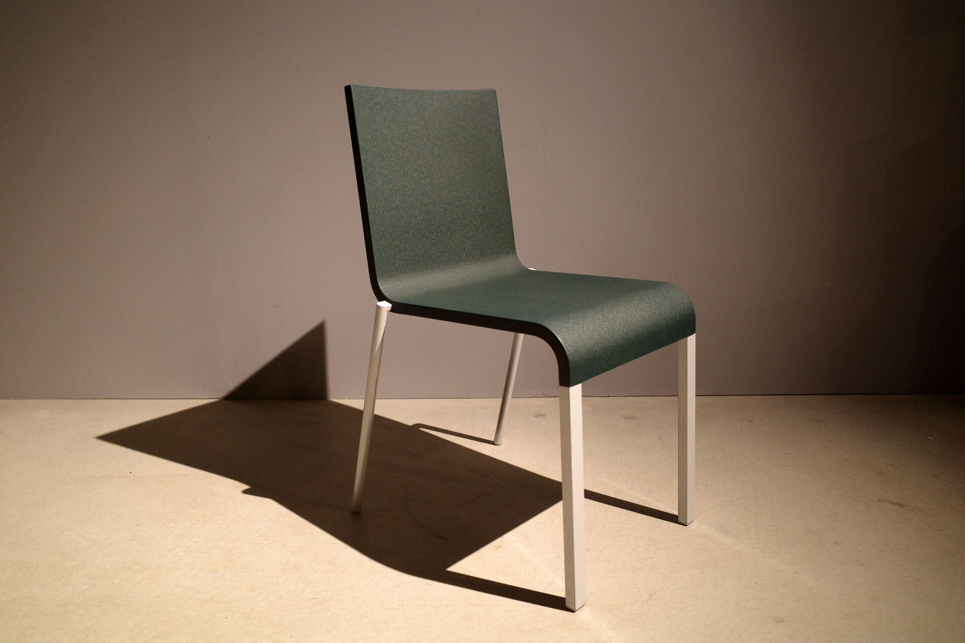 .03/ゼロスリー Manufacture - Vitra/ヴィトラ Designer - マールテン・ヴァン・セーベェレン/Maarten Van Severen カラー - ダークグリーン (画像参考） Size - W440xD520xH790/SH455 mm　 素材 - 内蔵されたスプリングによるフレキシブルなバックレスト 弾力性のあるポリウレタン インテグラルフォーム×アルミ×スチール 状態 - 中古品 傷、汚れがございます。※座面部分は状態は良いですが脚部分に傷、汚れがございます。　画像参考　　画像をクリックしていただき設定より画像を拡大できますのでご参考下さい。また現物をご覧になりたい方は倉庫よりお持ちいたしますので事前に来店予定日をご連絡下さい。 配送 - クロネコヤマト宅急便 200サイズ 例：関東　3720円/1脚の際　　同じイス複数（2脚以上）の際はスタッキングして家財おまかせ便にて発送いたします。 　 「ゼロスリー」は滑らかな美しいフォルムが印象的です。このデザインはミース・ファン・デル・ローエが提唱した言葉「Less is more（少ないことはより豊かなこと）」を彷彿とさせるコンセプトです。弾力性のある一体型のポリウレタンフォームで作られたシートシェルは、座る人の体に合わせてしなります。一体化されたスプリングによって作り出されたゼロスリーの驚異的な快適性は、座った瞬間に感じられます。「置かれている環境の中で、できるだけ自然にありたい」というマールテン・ヴァン・セーベェレン。 アルミ、プラスティック、プライウッドなどの素材の持ち味を生かし、多用する彼の作品は無機質でミニマルな印象を与えるかもしれませんが、作品に込められている彼の思想は受け手側にも十分伝わってくるほど多くを語っています。 作家性を出しながら、他のインテリアとの調和を図る彼の作品には暖かみを感じさせます。.03も鮮やかな色調とアルミの対比が新鮮 （アンティーク品で傷や汚れがありますのでアンティーク品をご理解いただける方ご検討どうぞよろしくお願いいたします。)注意 : ヴィンテージ（中古）の商品になりますので傷、汚れ,匂いや、破損部分等不具合がある商品もございます。 商品の状態の詳しい解説や細かい写真が必要な方は当店にご質問いただければ写真を添付にて送らせていただきます。 ※ヴィンテージ品は傷や汚れ等の状態での理由に関するご返品、返金、交換は受け付けておりませんので気になる点がございましらまず当店へご連絡ください。※現状渡しになります。付属品も画像掲載分のみとなります。