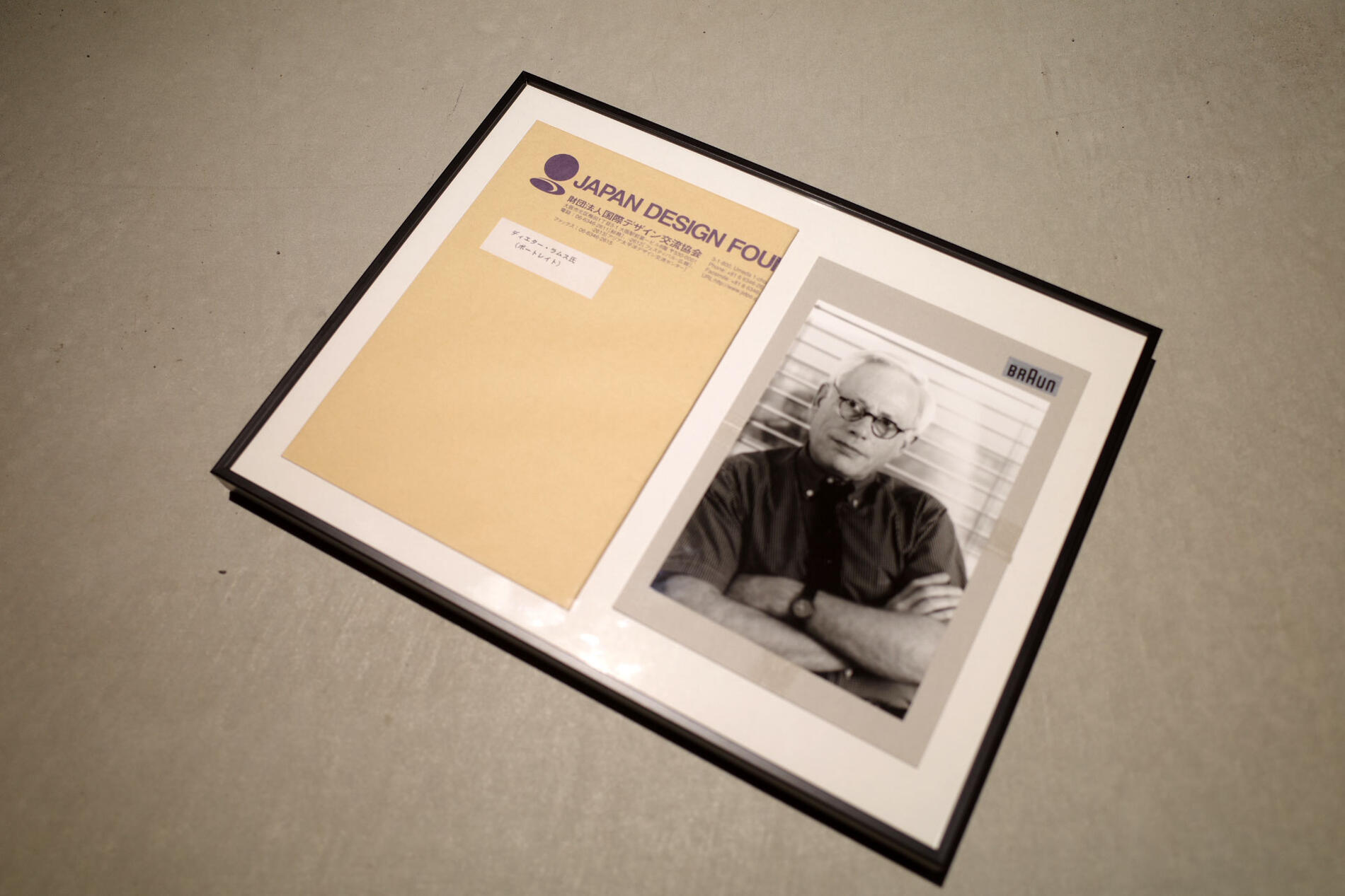 Vintage/ヴィンテージ Dieter Rams/ディーターラムス ポートレート写真と封書 ART Poster/アートポスター オフセットプリント シルクスクリーン リトグラフ BRAUN/ブラウン エフェメラ アートパネル アートフレーム オリジナル写真 ビンテージ フレーム付き 額入り01【中古】