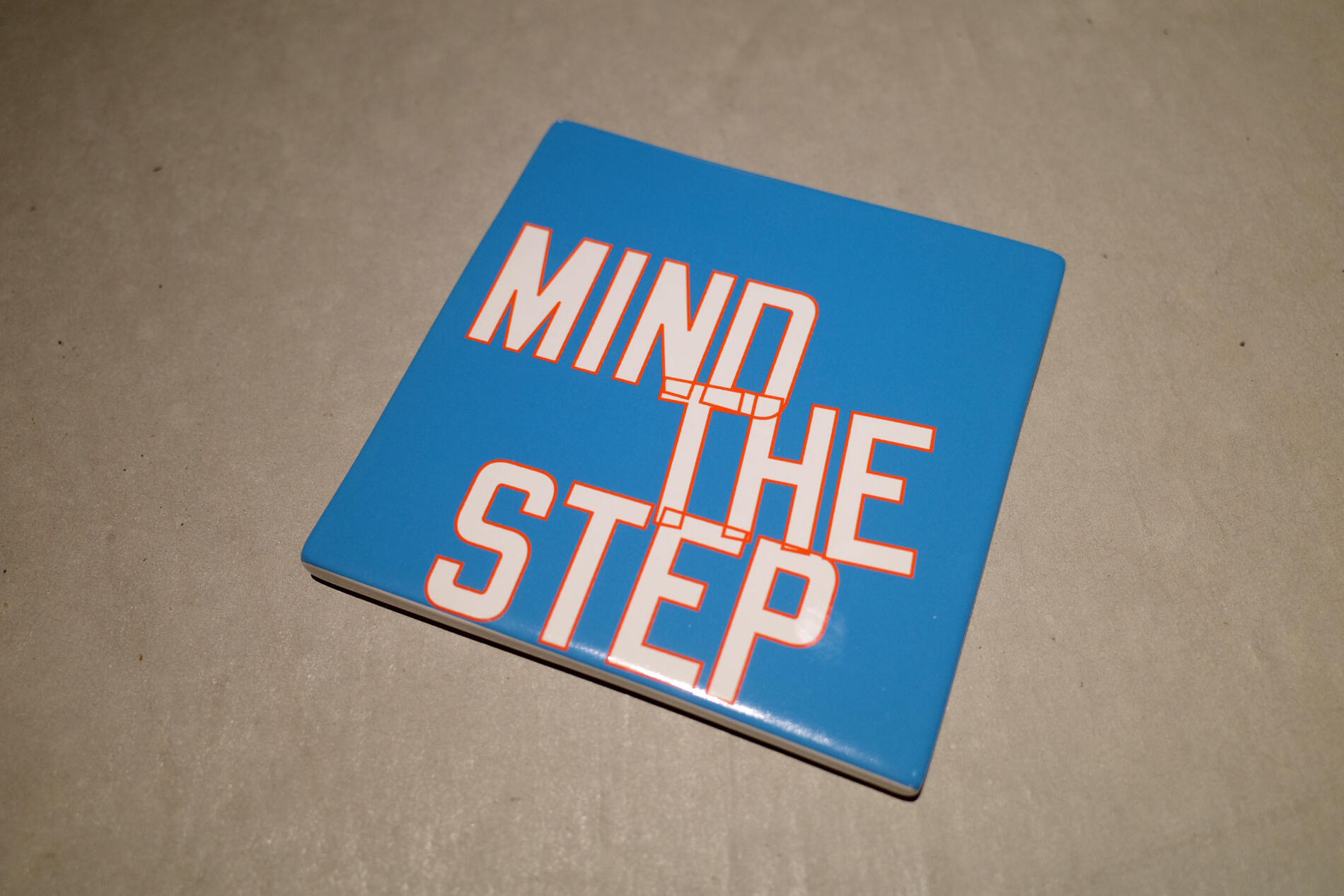 2018年 セラミックタイル エディション500 デザイナー - Lawrence Weiner/ローレンス ウィナー Size - フレーム - W150×D10×H150mm カラー - 画像参考 素材 - セラミック 状態 - 未使用品 （画像参考）画像をクリックしていただき設定より画像を拡大できますのでご参考下さい。また現物をご覧になりたい方は倉庫よりお持ちいたしますので事前に来店予定日をご連絡下さい。 配送 - クロネコヤマト宅急便 60サイズ　例:関東 940円 Lawrence Weiner/ローレンス ウィナーによる2018年に製作したセラミックタイル作品になります。エディションは500。アムステルダムのステデリック美術館とWalter konig による企画で製作されたオフィシャルエディションになります。 Lawrence Weiner/ローレンス ウィナー アメリカの現代美術家で、コンセプチュアル・アートを代表する作家の一人です。 ニューヨーク・ブロンクス生まれで、1942年生、2021年没です。 日本語では「ローレンス・ウィナー」や「ローレンス・ウェイナー」と表記されることもあります。 ウィナーは「言葉」そのものを素材にした作品で知られています。 ・壁面などに短いフレーズや文を大きくレイアウトした作品 ・本やポスター、映像、公共空間のサインのような形で提示されるテキスト作品 これらは多くが、素材や行為を簡潔に記述した文で、実際にその行為や構造物が実体として存在しなくても「作品」として成り立つ、という考え方が特徴です。 作品は、いわゆる中産階級の居間やキッチンを舞台に、テーブルや椅子、食器などの日用品が宙を舞ったり、人物を翻弄したりする連続写真で構成されます。コメディのような見た目とは裏腹に、日常生活の不安、合理主義への批判、主体と物の関係など哲学的テーマを含んでいると解釈されています。 1960年代後半からのコンセプチュアル・アートにおいて、「アイデアこそが作品であり、必ずしも物として実現されなくてよい」という立場を強く打ち出しました。 特に有名なのが、1968年の「Statement of Intent」と呼ばれるテキストで、 作品はアーティストが自ら作ってもよい 他者が制作してもよい あるいは実体として作られなくてもよい とし、その選択は作品を受け取る側に委ねられる、という内容です。 群馬県にある当店に来店されるでさらに足を運ばせて行かれる方も多いですが群馬県前橋市にある白井屋ホテルは有名ではないでしょうか。 当店ではLawrence Weinerの書籍も取扱いしております。