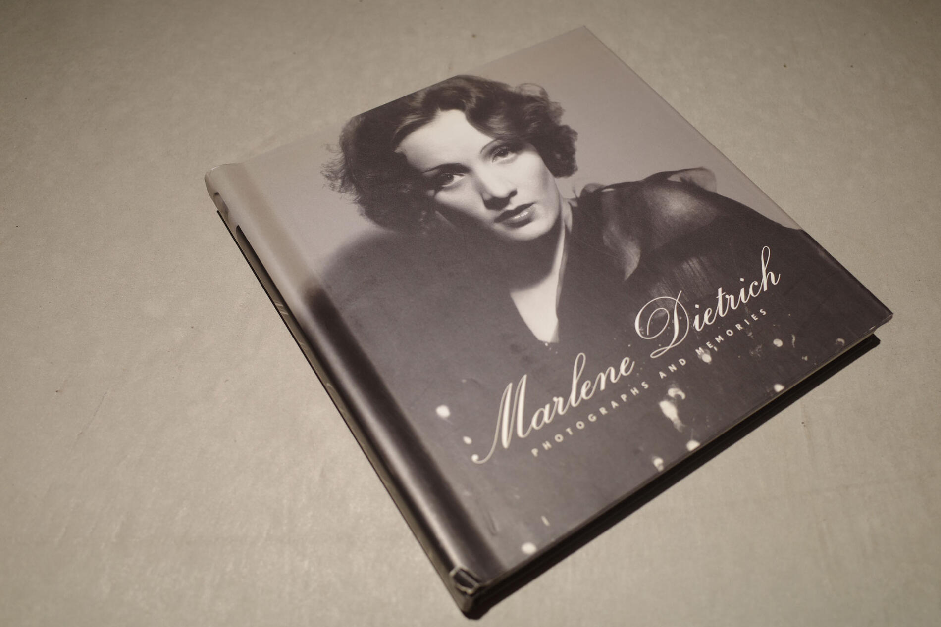書籍 Marlene Dietrich: Photographs and Memories/マレーネ ディートリヒ写真集/KNOPF/ヴィジュアルブック ベルリン映画博物館 マリア ライヴァ アート本/ARTBOOK/アートブック 洋書 ART 写真集 家具 美術品 希少品 ユーズド USED Vintage/ヴィンテージ 古書 古本【中古】
