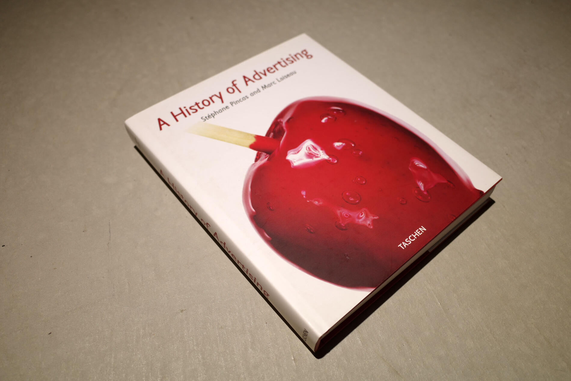 商品名 - A History of Advertising 著者 - Stéphane Pincas, Marc Loiseau 出版社 - TASCHEN タイプ - Hardcover/ハードカバー 言語: - 英語 ページ数 - 336ページ サイズ - 249×38×279 mm 状態 - 中古品 傷、汚れがございます。画像参考　※モデルルームより入荷品 刊行年 - 2008年 配送 - クロネコヤマト宅急便 80サイズ　例 関東 1230円　※書籍を複数購入の際はまとめて梱包し発送いたします。その際の送料は当店にて入力し直してからの請求となります。※直接持ち帰り可能 店頭にて販売中 アート系専門の出版社「TASCHEN（タッシェン）」より、2008年に発刊された広告の歴史を網羅した大型ビジュアルブック『A History of Advertising』です。 19世紀半ばから現代に至るまでの、世界的な伝説の広告キャンペーンやブランド戦略の歩みが、美しいビジュアルと共に年代順に詳しく解説されています。 コカ・コーラなど誰もが知る有名ブランドの初期広告など、デザインやマーケティング、アートの資料としても非常に価値のある一冊です。 大判のハードカバー仕様で、お部屋のインテリアやディスプレイとしても映える美しい装丁です。
