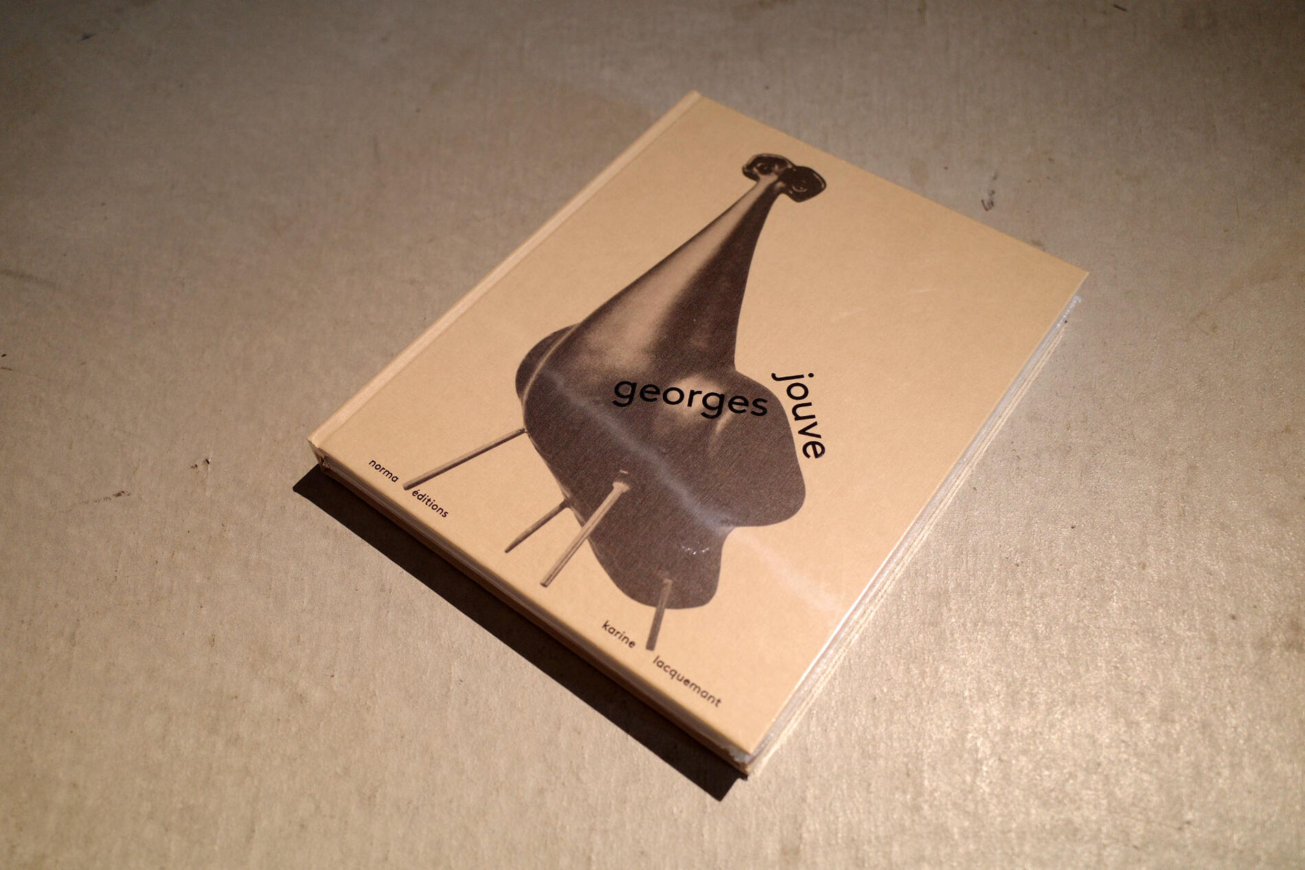 商品名 - GEORGES JOUVE by Georges Jouve 著者 - EDITIONS NORMA 出版社 - EDITIONS NORMA タイプ - Hardcover/ハードカバー 言語: - 英語 ページ数 - 288ページ サイズ - 240×310mm 状態 - 新品　※撮影にて使用したサンプルでは無く新品の物を発送いたします。 刊行年 - 2026年 配送 - クロネコヤマト宅急便 80サイズ　例 関東 1230円　※書籍を複数購入の際はまとめて梱包し発送いたします。その際の送料は当店にて入力し直してからの請求となります。※直接持ち帰り可能 店頭にて販売中 フランス人陶芸家、ジョルジュ・ジューヴ（Georges Jouve）の作品集。 「フォルムは内部から生じ、それが外へ向かって押し広げられることで成立するものでなければならない。言い換えれば、内側から膨らむように形成されるべきである。これはオブジェに共通する原理である。エナメルは、豊かな曲面の上でこそ、その美しさを十分に発揮する。また、オブジェは何かを内包する存在であるべきだという考えがある。最小の容積に最大の内容を収めることは自然なことであり、たとえ実際には何も収める必要がない場合であっても、そのフォルムはなお、何かを内包する器としての感覚を失ってはならない。」 カバーは全2種類。英語、フランス語併記。 ※カバーの絵柄はお選びいただけませんが写真1枚目のカバーの物の発送となります。