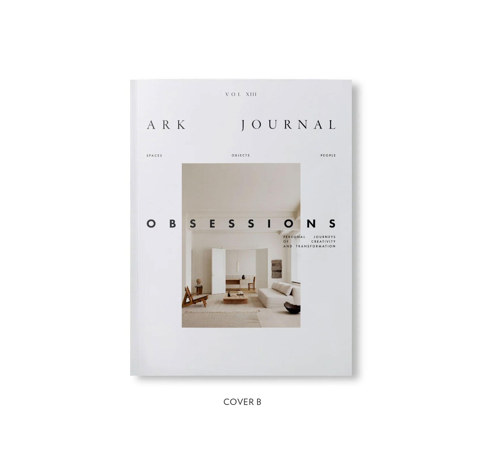 商品名 - ARK JOURNAL VOLUME XIII SPRING/SUMMER 2025 アークジャーナル 春夏 第13号 著者 - ARK JOURNAL 出版社 - ARK JOURNAL タイプ - Softcover/ソフトカバー 言語: - 英語 ページ数 - 224ページ サイズ - 236×315mm 状態 - 新品　※撮影にて使用したサンプルでは無く新品の物を発送いたします。 刊行年 - 2025年 配送 - クロネコヤマト宅急便 80サイズ　例 関東 1230円　※書籍を複数購入の際はまとめて梱包し発送いたします。その際の送料は当店にて入力し直してからの請求となります。※直接持ち帰り可能 店頭にて販売中 ARK JOURNAL VOLUME XIII SPRING/SUMMER 2025 スカンジナビア発、年二回刊行のインテリア雑誌『ARK JOURNAL』の第13号。世界中の美しい住居とそこに住む人々の物語は、空間がただ美しい家具やアートを置くこと以上に哲学やパーソナリティの表現であることがわかる。2019年にデンマークの有名インテリア雑誌のエディター、スタイリストを長年勤めるメッテ・バーフォード（Mette Barfod）が創刊した本誌は「私たちの周りの空間、そこに置くオブジェクト、そのオブジェクトの作り手」をテーマにしている。建築、デザイン、アートの相互作用にスカンジナビアの価値観や美学を通してフォーカスする。本号は、3種類の表紙でお届けする。 本号では、「こだわり（obsession）」の持つ静かな力に思いを巡らせる。その力とは、保護、保存、完成へと駆り立てる、創造と変化を促すものである。こだわりや執着は、育みを与え、限界点を広げ、アイデアを実現へと導く「愛」となりうる。こだわりを受け入れる人にとって、執着するということは理解への架け橋となり、時代を超え、奥深く美しい永続的なものへと、作り手と創造性を高めていく。本号では、音楽、デザイン、インテリア、アート、建築の分野において、こだわりの力によって情熱と信頼性を結びつけた人々が歩んだ創作の旅路を讃える。 HOMES: ユトランド半島南部の家を、歴史の感覚を植え付けるべく元の自然な姿に戻す。また、アメリカのモダニズムを代表する建築家であるフィリップ・ジョンソン（Philip Johnson）の家が、忍耐、決意、謙虚さをもって修復される。喜びに満ちた様子が見られる実験的なニューヨークのロフトと、1930年代デンマークのビーチハウスに見られるこだわりのニュアンスが現れる。 INTERVIEW: ポルトガル人建築家であるアルヴァロ・シザ（Álvaro Siza）は、70年におよぶ建築にまつわる活動や実践を通じて、自身の建築言語の骨格を築いた。それは、記憶、潜在意識、そして文脈や場を密に読み解くことから描き出された、根本的かつ深く心を動かすものである。 INSERT: 5年にわたり、独立系非商業音楽プラットフォームである「ブロディ・セッションズ（Brodie Sessions）」は、他にない建築空間で音楽を制作・主催し、アナログフィルムでその場を撮影してきた。丹精込めて作られてきた音楽的な多くの瞬間に敬意を表す特集である。 LIVING ARCHITECTURE: フランス後期モダニズム建築の傑作である「ヴィラ・ウェイル（Villa Weil）」は、建築を純粋な表現で形にした作品であり、田園風景の中にその本質が在る抽象的なオブジェであり、文化プロジェクトとして保存され共有される存在である。 DESIGN: ニューヨーク在住のドイツ系イタリア人の建築家、彫刻家、デザイナーであるウンベルト・ベラルディ・リッチ（Umberto Bellardi Ricci）によって曲げられ、折り畳まれ、カーブを描いた金属の彫刻的なフォルムは、ニューヨークのランドマーク的なペントハウスで演出され、インテリアや街並みの角ばった原型がインスピレーション源となっており、作品に反映されている。 ART: ニューヨーク、ギャリソンに建つ、アメリカのパイオニア的存在である工業デザイナーのラッセル・ライト（Russel Wright）が設計したモダニズム建築「マニトガ（Manitoga）」。本特集は、アルゴンキン語で「偉大な精神の宿される地」を意味するこの建築へ向けた詩的で儚い賞賛として、アーティストと写真家がその場所に宿る魂を一瞬のしぐさで捉える。 CASE STUDY: 静寂に包まれ穏やかなインテリアの中で、一見シンプルに見えるラインと木の微妙な色調が、フォルムとバランス、そして豊かな荘厳さという価値あるパラドックスについて深い思考を促す。 ESSAY: ヤン・グライエ（Jan Gleie）は、夢のようなイメージを捉えた自身のフォトエッセイのプロセスについて語る。個人的であり、ほぼ無作為ともいえるその写真選びは、雰囲気や幼少期の思い出によって導かれたものである。 本誌は単なる出版物ではない。スカンジナビアのデザインや建築を定義づける美しさとシンプルさを讃えたものを形にしているのである。 ※ 本書は印刷や製本、紙の性質上、細かなスレなど軽度のダメージがある可能性がございます。予めご了承ください。 表紙はランダムにて入荷しておりますのでお選びいただけませんのでご了承下さい。