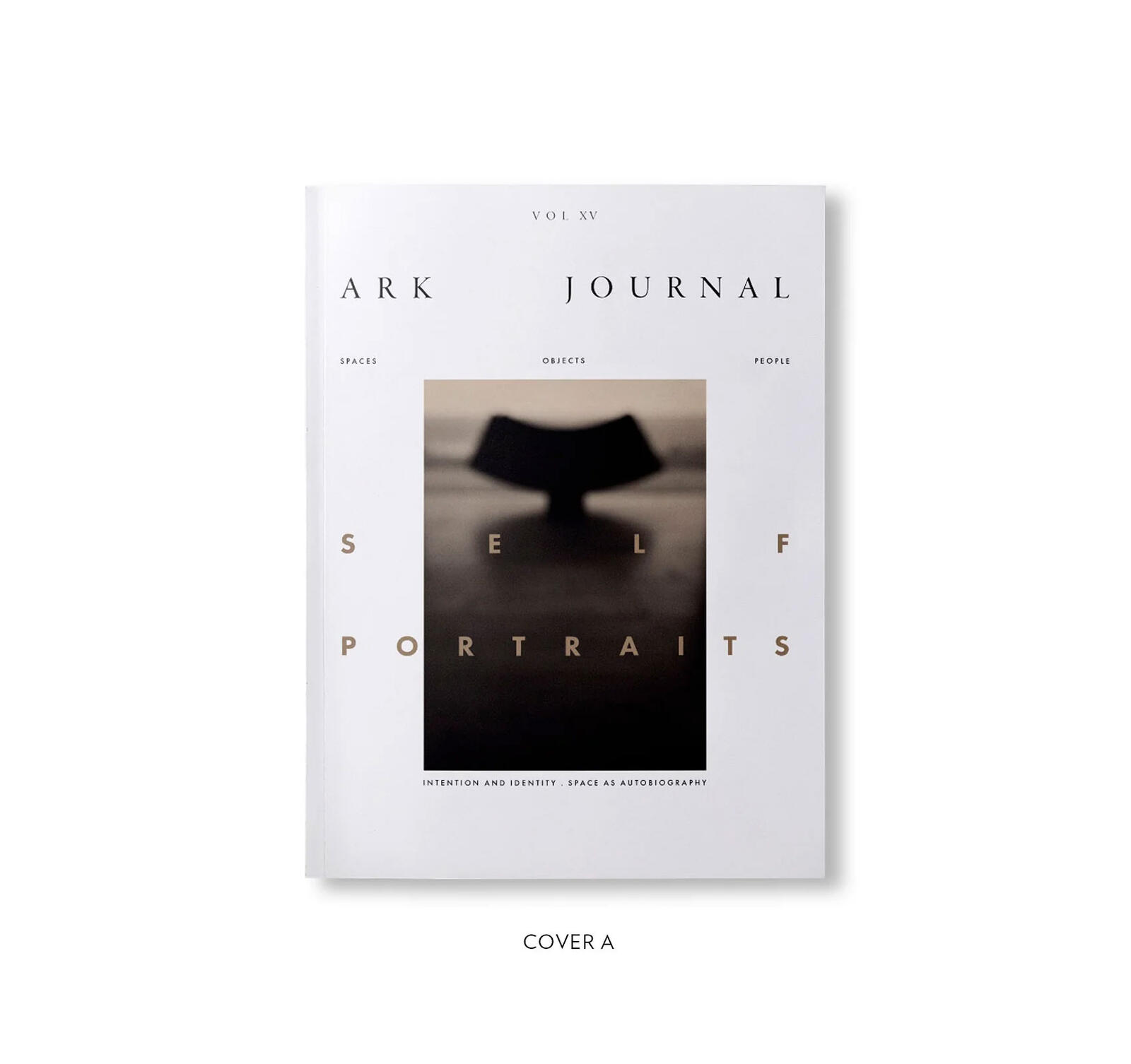 商品名 - ARK JOURNAL VOLUME XV SPRING/SUMMER 2026 アークジャーナル 春夏 第15号 著者 - ARK JOURNAL 出版社 - ARK JOURNAL タイプ - Softcover/ソフトカバー 言語: - 英語 ページ数 - 223ページ サイズ - 236×315mm 状態 - 新品　※撮影にて使用したサンプルでは無く新品の物を発送いたします。 刊行年 - 2026年 配送 - クロネコヤマト宅急便 80サイズ　例 関東 1230円　※書籍を複数購入の際はまとめて梱包し発送いたします。その際の送料は当店にて入力し直してからの請求となります。※直接持ち帰り可能 店頭にて販売中 ARK JOURNAL VOLUME XV SPRING/SUMMER 2026 スカンジナビア発、年二回刊行のインテリア雑誌『ARK JOURNAL』の第15号。世界中の美しい住居とそこに住む人々の物語は、空間がただ美しい家具やアートを置くこと以上に哲学やパーソナリティの表現であることがわかる。2019年にデンマークの有名インテリア雑誌のエディター、スタイリストを長年勤めるメッテ・バーフォード（Mette Barfod）が創刊した本誌は「私たちの周りの空間、そこに置くオブジェクト、そのオブジェクトの作り手」をテーマにしている。建築、デザイン、アートの相互作用にスカンジナビアの価値観や美学を通してフォーカスする。本号は、3種類の表紙でお届けする。 本号は、住まいやスタジオを「個人の表現の場」として捉え、光、素材、記憶、意図によってかたちづくられる建築が、静かにその人のアイデンティティを映し出すあり方を探る。 収録されるのは、世界各地の住宅やスタジオ。建築が単なる形態や比例を超え、私たちがどのように生き、思考し、環境を形づくっているのかを示す空間が紹介される。親密なアパートメントから制作の現場としてのスタジオ、日々の営みや記憶、手仕事によって形成された住宅に至るまで、それぞれの空間はゆっくりと開かれ、そこに住まう人々の姿を映し出す。建築が人を写す「肖像」となりうることを示す一冊である。 本号では、私邸、アーティストのスタジオ、都市や風景に点在するインテリアを訪ねる。それぞれの物語は、空間が単なる美的配置ではなく、哲学やパーソナリティの表現であることを明らかにする。 INTERVIEW:「ルメール（LEMAIRE）」の共同アーティスティック・ディレクターであるサラ＝リン・トラン（Sarah-Linh Tran）が登場する。 ARCHITECTURE – MARFA, TEXAS: テキサス州マーファの空間において、抑制の効いた介入によってドナルド・ジャッド（Donald Judd）の思想と制作の質がいかに保たれているかを取り上げる。 STUDIO GHENT: アーティスト、ミヒャエル・ボレマンス（Michaël Borremans）が、自身の絵画のための「ミザナビーム（Mise en abyme）」としての舞台設定において、空間の感覚がいかに重要であるかを語る。 HOME NEW YORK: 「アパラタス（APPARATUS）」を主宰するデザイナー、ガブリエル・ヘンディファー（Gabriel Hendifar）のロフトを訪ね、抑制と装飾、帰属と乖離のあいだで均衡を保つ空間を紹介する。 HOME COPENHAGEN: 日常を尊重しながら持続性と存在感を備えた家族の住まいを取り上げる。 HOME NAPLES: ギャラリスト、リア・ルンマ（Lia Rumma）のアパートメントを訪ね、対話と学びの場としての住空間を探る。 HOME BERLIN: モダニズムの精緻さと手仕事の層を融合させた改装アパートメントを紹介する。 HOME ZEALAND: デンマーク・シェラン島に位置するデンマーク人建築家ハルドー・グンログソン（Haldor Gunnløgsson）の住宅のレプリカを通して、デンマーク・モダニズムの象徴的建築を再考する。 STUDIO UPSTATE NEW YORK: モダン・マスターたちに着想を得た創作と内省のための場を取り上げる。 INTERVIEW: ブラジル人建築家フィリペ・アシス（Filipe Assis）へのインタビューでは、建築的ランドマークを通してブラジルの文化とデザインを提示する実践が紹介される。 本誌は単なる出版物ではない。スカンジナビアのデザインや建築を定義づける美しさとシンプルさを讃えたものを形にしているのである。 ※ 本書は印刷や製本、紙の性質上、細かなスレなど軽度のダメージがある可能性がございます。予めご了承ください。 表紙はランダムにて入荷しておりますのでお選びいただけませんのでご了承下さい。