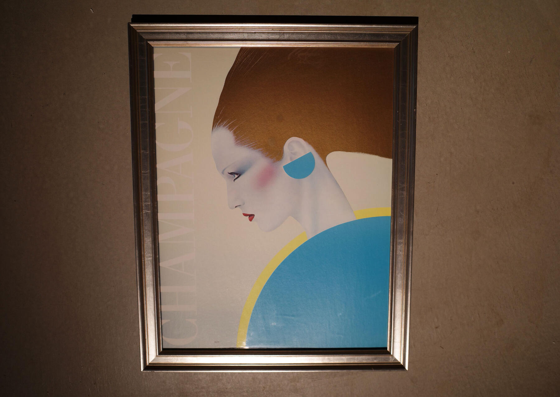 CHAMPAGNE/シャンパーニュ　Poster　（額入り） デザイナー - Razzia/ラジア Size - フレーム - W670×D40×H840mm カラー - 画像参考 素材 - 木製フレーム 状態 - ヴィンテージ品 　フレーム傷がございます。（画像参考）画像をクリックしていただき設定より画像を拡大できますのでご参考下さい。また現物をご覧になりたい方は倉庫よりお持ちいたしますので事前に来店予定日をご連絡下さい。 配送 - クロネコヤマト宅急便 180サイズ　例:関東 3060円 著名なアーティスト、ラジア（Razzia）が制作した1981年の「シャンパーニュ」観光ポスターは、フランス屈指の名高い地域であるシャンパーニュ地方の本質と魅力を捉えています。極上のスパークリングワインで知られるこの地域は、長きにわたり、贅沢、祝祭、そしてフランスの文化的遺産と結びついてきました。観光マーケティングが急速に進化していた時代に制作されたこのポスターは、シャンパーニュを象徴する洗練された雰囲気と魅力を映し出しています。 大胆かつ印象的なデザインで知られるアーティスト、ラジアは、観光広告に新鮮な現代性をもたらしました。彼の作品は、シンプルさ、鮮やかさ、そして主要なテーマへの焦点の絞り込みを特徴としています。このシャンパーニュのポスターでは、同地域の有名なスパークリングワインが強調されており、この土地ならではの特別感や気品を想起させるものとなっています。シャンパンやワインなどを提供、販売している店舗のディスプレイとしてもおすすめです。