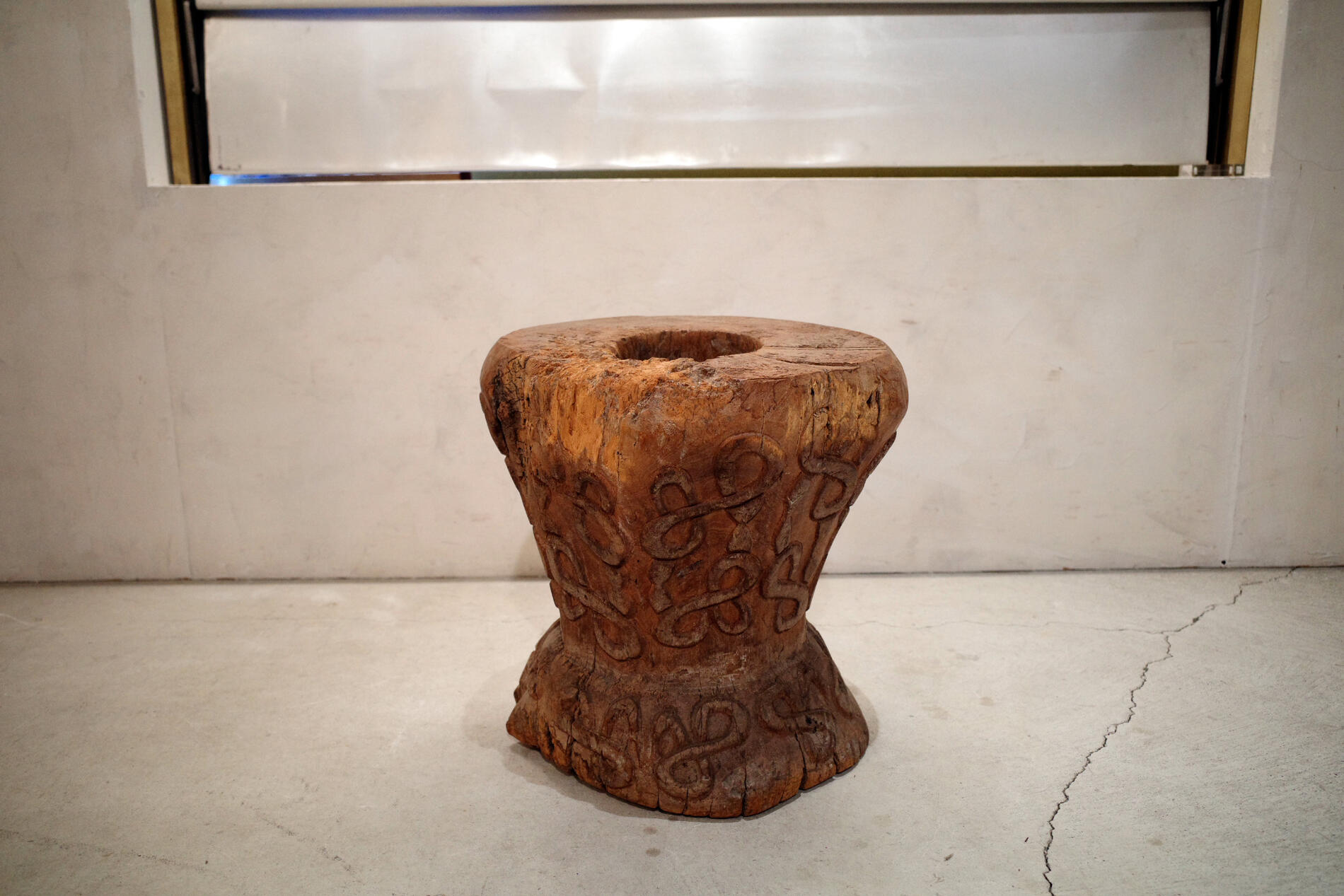 Antique/アンティーク 海外製 民具 木塊 装飾 臼 usu ウッドプランター プリミティブアート 原始美術 木彫り 木壺 フラワーベース ウッドベース ディスプレイ 木製 店舗什器 オブジェ アート ART vintege/ヴィンテージ 彫刻 家具 ガーデンニング アフリカ 木鉢【中古】