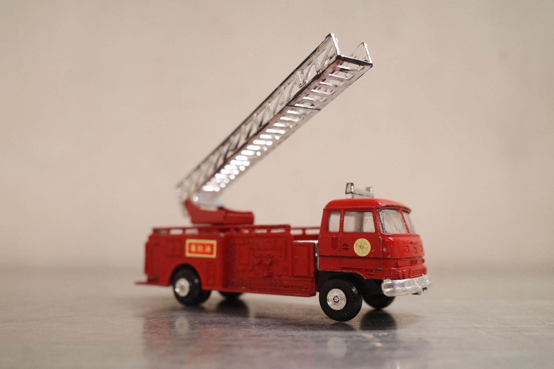 Vintage/ヴィンテージ Yonezawa toys/米澤玩具 made in Japan/日本製 はしご消防車 消防署 1960年-70年..