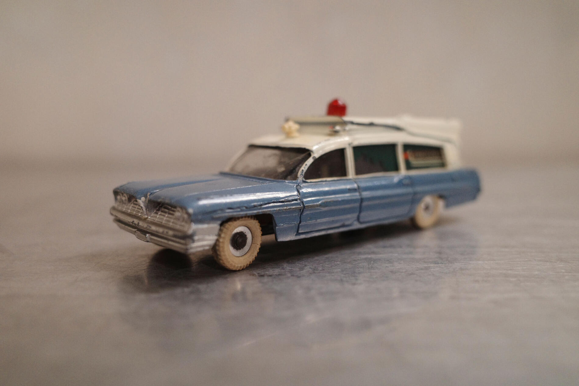 Vintage/ヴィンテージ DINKY TOYS/ディンキー トイズ社製 Made in ENGLAND/イングランド製 SUPERIOR CRITERION/スペリオール クライテリオン 救急車 MECCANO LTD 廃盤希少品 ミニカー クラシックカー 車 ミニチュア オブジェ 飾り物 小物 Antique/アンティーク 022【中古】