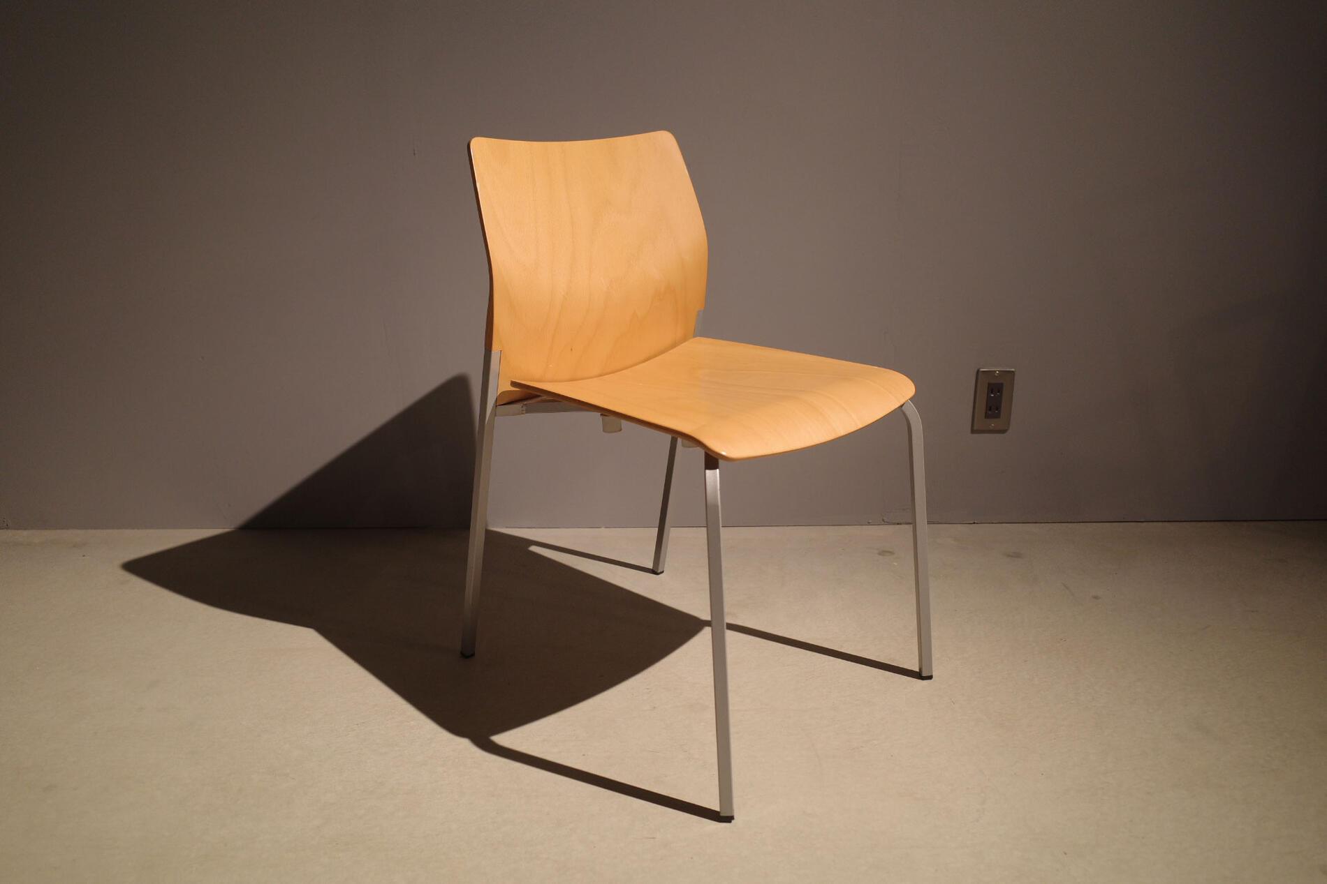 Cassina IXC/カッシーナ イクスシー ROBIN Stacking chair/ロビン スタッキングチェア IXC. R&D プライウッド 成形合板 ビーチ材 ナチュラル ダイニングチェア 家具 イス 椅子 カフェ Cafe ミッドセンチュリーデザイン postmodern design/ポストモダン イタリア 03
