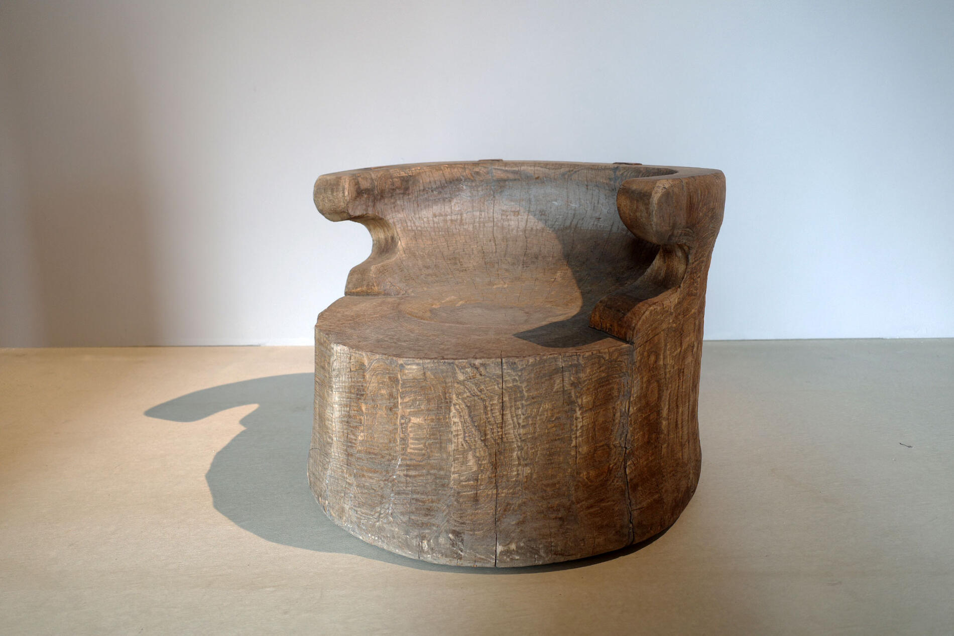 Personal Chairs - Antique/アンティーク 臼 usu 型 椅子 ローチェア プリミティブアート 原始美術 木彫り ウッドベース ディスプレイ 木製 店舗什器 オブジェ アート ART vintege/ヴィンテージ 彫刻 家具 日本製 アフリカ ソファ 丸太 原木 無垢材 japan わびさび wabisabi 2【中古】