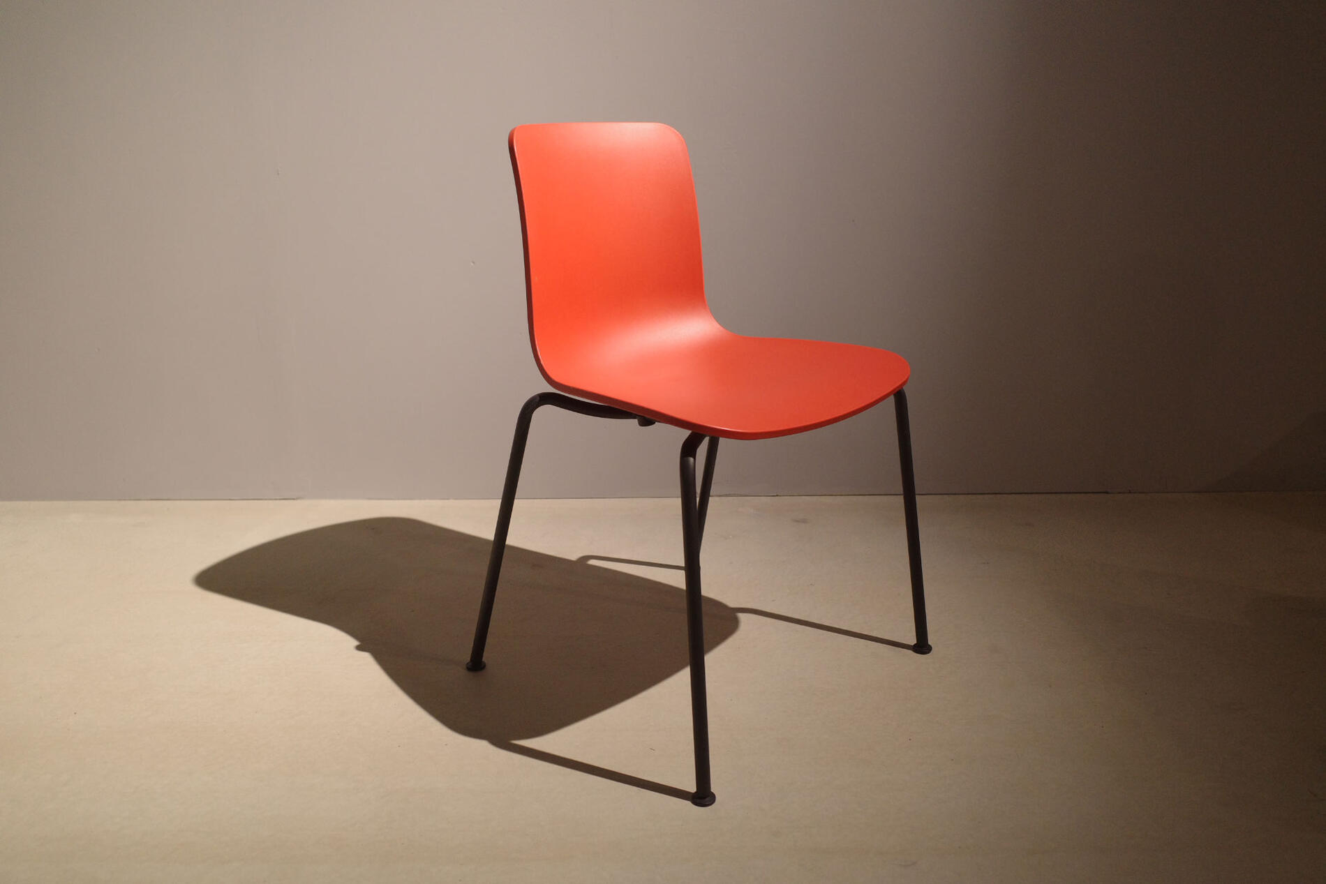 乐天商城 - HAL RE Tube/ハル RE チューブ 赤×黒 ダイニングチェア スタッキングチェア vitra/ヴィトラ社 Jasper Morrison/ジャスパーモリソンデザイン ドイツ 椅子 イス 家具 プラスチック オフィスチェア hhstyle Vintage/ヴィンテージ 中古美品 定価45100円 複数入荷【中古】