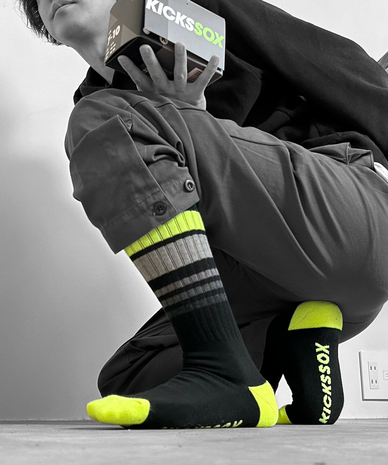 【2足セット】ロング丈ラインソックス/25-28cm/メンズ KICKSSOX キックスソックス【バリエーション】 　A：ブラック＆イエロー×2　セット 　B：ホワイト＆ブルー / ホワイト＆レッド　セット 　C：ホワイト＆ターコイズ / ホワイト＆パープル　セットブランド：KICKSSOX/キックスソックス内容：A【サイズ】 　・25-28cm 　・丈の長さ 約24cm【組成】ポリエステル、綿、その他 「FOR ALL KICKS LOVERS！！」 スニーカーをこの上なく愛する全人類に贈るソックスブランド KICKSSOX ーキックスソックスー 1990年代のスニーカーブームを牽引した伝説のスニーカーをオマージュし、 ラインのカラーリングやデザイン、オリジナルボックスまでこだわったソックスです 【特徴】 　・2足組、ソフトタッチのソックス 　・足裏はパイル素材で、適度なクッション性と吸水性を両立 　・履き口から足首までにかかるリブ部には、履いたときにキツ過ぎず、緩すぎない絶妙なテンションに設定 　・クセのないデザインで定番モデルからハイテク系・プレミアスニーカーまで、あらゆるスニーカーに合わせやすい 　・パッケージはスニーカーを連想させるボックス型に。ギフトにも最適です