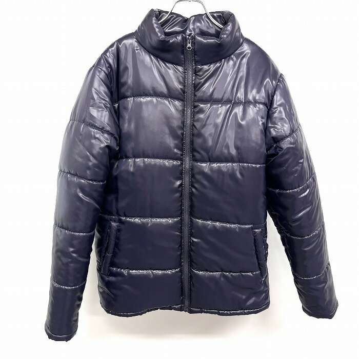 【中古】ジムマスター gym master 中綿 ジップアップジャケット 長袖 厚手 無地 ハイネック 内ポケット×1 ポリ100% L ネイビーパープル 紫 メンズ 商品データ ブランド gym master （ ジムマスター ） 商品タイトル ジムマスター gym master 中綿 ジップアップジャケット 長袖 厚手 無地 ハイネック 内ポケット×1 ポリ100% L ネイビーパープル 紫 メンズ カラー ネイビーパープル 紫 サイズ表記 L 実寸サイズ （タグ表記：L）・肩幅48cm・着丈70cm・身幅57cm・袖丈67cm 素材 ポリ100% 状態 【 A 】 USED品ですがほとんど使用感もなく美品です。 商品状態・ディテールなど （※実測寸法など、多少の誤差はご容赦下さい。）（※商品は衣類の場合は全て畳んで保管しており、服飾雑貨も靴以外は必要に応じ畳んで保管しております。保管や梱包による畳み皺などはご了承下さい。）●気になったダメージの場所と種類： 　・所々：- 　・全体：- 　・肩：- 　・襟：- 　・胸：- 　・腹部：- 　・裾：- 　・右袖：- 　・左袖：- 　・袖口：- 　・背中(上)：- 　・背中(下)：- 　・内側：-●その他ディテール：-●付属品など：-●その他：- 管理番号 AL01071 お取引について まとめ買い・送料サービス ・複数点ご購入の場合は同梱発送も可能です。・その他、合計ご購入金額が3,980円(税込)以上の場合は送料無料（当店負担。沖縄、離島は無料ではなく送料300円で、税込み9,800円以上ご購入の場合はその他地域と同様送料無料）のサービスも実施していますので、是非ご検討ください（※送料サービス適用時の配達方法は梱包完了時に当店で改めて決定させていただくこととなります）。・メール便（クロネコゆうパケットまたは飛脚ゆうパケット便）での発送が可能な商品を含む複数点をご購入の場合、メール便での同梱発送は不可です。そのため、同梱発送はメール便以外の配達方法となります。 送料 ・ショッピングカート画面内のお届け方法変更画面にて各配送方法の送料が確認可能です。 楽天市場のシステム仕様により全商品につき、お客様側で明示的にお届け方法を変更しない限り最安送料が自動適用されております（※複数ご購入の場合も同様）。 メール便の最安送料は佐川急便の飛脚ゆうパケット便のためメール便での発送が可能な商品は飛脚ゆうパケット便が自動適用されますが、同様のサービスのメール便としてヤマト運輸のクロネコゆうパケットもご選択可能です。「飛脚ゆうパケット便」「クロネコゆうパケット」は、集荷会社は異なりますがお届けはどちらも日本郵便となる関係上、到着目安は発送完了後3〜7日程となっており、料金は異なりますが同じサービスです。応援したい配送会社のサービスをお選びください。 当店ではご注文完了後に発送方法について改めてご提案することはなくご注文内容通りの配送方法での発送となりますので、ご注文の際は念のためお届け方法変更画面にてご希望の配送方法をお探しいただき概ね想定通りの到着となるようご注文いただくのがお勧めです。 尚、3,980円以上（沖縄宛は9,800円以上）のお買い物で送料無料となりますので、宜しければ複数ご注文もご検討ください。 商品の梱包と発送 ・商品の梱包は原則的にビニール袋等に封入のうえ、封筒または紙袋での梱包となります。 靴の場合、箱付きは段ボールでの梱包となりますが、箱無しは原則的にビニール袋＋封筒または紙袋での梱包となります。 メガネ類の場合は緩衝材で保護のうえ段ボールでの梱包となります。 ギフト包装、その他梱包方法のご指定は不可でございますのでご了承ください。 ・発送はご入金確認後、1〜2営業日以内となります。（※ご入金が当店の定休日前日、および当日の場合は定休日明けの発送となります。その他状況によりすぐに発送できない場合は「ご登録のメールアドレス宛」等へご連絡をさせていただきます。配達日のご指定が必要な場合はお日にちの余裕がある際のご購入がお勧めです。※メール便（クロネコゆうパケットまたは飛脚ゆうパケット便）は日時指定不可。） ・佐川急便の飛脚ゆうパケット便をご選択の場合、諸般の状況により予告無くヤマト運輸のクロネコゆうパケットでの発送に切り替えさせていただく場合がありますが、その際の差額費用は当店負担となりますのでその点ご安心ください。 その他 ・他のECモールと同時出品しています。在庫連動に5分程時間が掛かりますので、万一同時に他のお客様からもご注文をお受けすることとなりました場合はご注文時間が早いお客様への販売となります。誠に恐れ入りますがその点ご了承ください。ご返金時のご案内は「ご登録のメールアドレス宛」となります。・当店からの連絡は原則「ご登録のメールアドレス宛」となります。然るべきタイミングで当店からのメールが届かない場合は迷惑メールフォルダなどに振り分けられていないか、「ご登録のメールアドレス」に誤りがないかなどご確認ください。・お届けの商品に万一問題がございました際は、お手数ではございますがその旨、および詳細な状況をご連絡ください。・お客様から当店へのご連絡方法はお電話以外とさせていただいております（※状況の整理、把握、認識齟齬回避、及び取引記録保存の必要性の観点からお電話でのご連絡はお受けしていないものとなります。誠に恐れ入りますがご了承ください）。