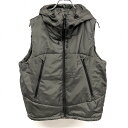 【中古】DESCENTE デサント M メンズ 男性 中綿 ベスト パーカー ノースリーブジャケット 無地 ジップポケット ポリ100% ダークグリーンカーキ 緑系 商品データ ブランド DESCENTE （ デサント ） 商品タイトル DESCENTE デサント M メンズ 男性 中綿 ベスト パーカー ノースリーブジャケット 無地 ジップポケット ポリ100% ダークグリーンカーキ 緑系 カラー ダークグリーンカーキ 緑系 サイズ表記 M 実寸サイズ （タグ表記：M）・肩幅36cm・着丈61cm・身幅55cm・袖丈-cm 素材 ポリ100% 状態 【 AB 】 USED品で若干の使用感がありますが、全体的に綺麗でまだまだ十分ご着用頂けそうな状態です。 商品状態・ディテールなど （※実測寸法など、多少の誤差はご容赦下さい。）（※商品は全て畳んで保管しております。保管による畳み皺などはございます。その点ご了承下さい。）●気になったダメージの場所と種類： 　・所々：- 　・全体：- 　・肩：- 　・襟：- 　・胸：- 　・腹部：- 　・裾：- 　・右袖：- 　・左袖：- 　・袖口：- 　・背中(上)：- 　・背中(下)：- 　・内側：-●その他ディテール：胸からフードの調節紐の引手が出ているデザイン、ハイネックフード、裾に調節ゴム●付属品など：元はライナー付きだったか不明ですが、内側にドットボタンのオス側が並んでいます(ご着用時に触れるので気になる方はご注意ください)●その他：- 管理番号 BS00590 お取引について まとめ買い・送料サービス ・複数点ご購入の場合は同梱発送も可能です。・その他、合計ご購入金額が3,980円(税込)以上の場合は送料無料（当店負担。沖縄、離島は無料ではなく送料300円で、税込み9,800円以上ご購入の場合はその他地域と同様送料無料）のサービスも実施していますので、是非ご検討ください（※送料サービス適用時の配達方法は梱包完了時に当店で改めて決定させていただくこととなります）。・メール便（クロネコゆうパケットまたは飛脚ゆうパケット便）での発送が可能な商品を含む複数点をご購入の場合、メール便での同梱発送は不可です。そのため、同梱発送はメール便以外の配達方法となります。 送料 ・ショッピングカート画面内のお届け方法変更画面にて各配送方法の送料が確認可能です。 楽天市場のシステム仕様により全商品につき、お客様側で明示的にお届け方法を変更しない限り最安送料が自動適用されております（※複数ご購入の場合も同様）。 メール便の最安送料は佐川急便の飛脚ゆうパケット便のためメール便での発送が可能な商品は飛脚ゆうパケット便が自動適用されますが、同様のサービスのメール便としてヤマト運輸のクロネコゆうパケットもご選択可能です。「飛脚ゆうパケット便」「クロネコゆうパケット」は、集荷会社は異なりますがお届けはどちらも日本郵便となる関係上、到着目安は発送完了後3〜7日程となっており、料金は異なりますが同じサービスです。応援したい配送会社のサービスをお選びください。 当店ではご注文完了後に発送方法について改めてご提案することはなくご注文内容通りの配送方法での発送となりますので、ご注文の際は念のためお届け方法変更画面にてご希望の配送方法をお探しいただき概ね想定通りの到着となるようご注文いただくのがお勧めです。 尚、3,980円以上（沖縄宛は9,800円以上）のお買い物で送料無料となりますので、宜しければ複数ご注文もご検討ください。 商品の梱包と発送 ・商品の梱包は原則的にビニール袋等に封入のうえ、封筒または紙袋での梱包となります。 靴の場合、箱付きは段ボールでの梱包となりますが、箱無しは原則的にビニール袋＋封筒または紙袋での梱包となります。 メガネ類の場合は緩衝材で保護のうえ段ボールでの梱包となります。 ギフト包装、その他梱包方法のご指定は不可でございますのでご了承ください。 ・発送はご入金確認後、1〜2営業日以内となります。（※ご入金が当店の定休日前日、および当日の場合は定休日明けの発送となります。その他状況によりすぐに発送できない場合は「ご登録のメールアドレス宛」等へご連絡をさせていただきます。配達日のご指定が必要な場合はお日にちの余裕がある際のご購入がお勧めです。※メール便（クロネコゆうパケットまたは飛脚ゆうパケット便）は日時指定不可。） ・佐川急便の飛脚ゆうパケット便をご選択の場合、諸般の状況により予告無くヤマト運輸のクロネコゆうパケットでの発送に切り替えさせていただく場合がありますが、その際の差額費用は当店負担となりますのでその点ご安心ください。 その他 ・他のECモールと同時出品しています。在庫連動に5分程時間が掛かりますので、万一同時に他のお客様からもご注文をお受けすることとなりました場合はご注文時間が早いお客様への販売となります。誠に恐れ入りますがその点ご了承ください。ご返金時のご案内は「ご登録のメールアドレス宛」となります。・当店からの連絡は原則「ご登録のメールアドレス宛」となります。然るべきタイミングで当店からのメールが届かない場合は迷惑メールフォルダなどに振り分けられていないか、「ご登録のメールアドレス」に誤りがないかなどご確認ください。・お届けの商品に万一問題がございました際は、お手数ではございますがその旨、および詳細な状況をご連絡ください。・お客様から当店へのご連絡方法はお電話以外とさせていただいております（※状況の整理、把握、認識齟齬回避、及び取引記録保存の必要性の観点からお電話でのご連絡はお受けしていないものとなります。誠に恐れ入りますがご了承ください）。