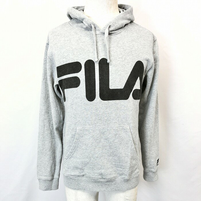 【中古】FILA フィラ M メンズ 男性 プルオーバーパーカー スウェット 裏毛 カットソー トップス ロゴプリント 長袖 綿100% コットン ヘザーグレー 商品データ ブランド FILA （ フィラ ） 商品タイトル FILA フィラ M メンズ 男性 プルオーバーパーカー スウェット 裏毛 カットソー トップス ロゴプリント 長袖 綿100% コットン ヘザーグレー カラー ヘザーグレー サイズ表記 M 実寸サイズ （タグ表記：M）・肩幅45cm・着丈62cm・身幅49cm・袖丈60cm 素材 綿100% コットン 状態 【 B 】 USED品でそれなりの使用感がありますが、まだご着用頂けそうな状態です。 商品状態・ディテールなど （※実測寸法など、多少の誤差はご容赦下さい。）（※商品は全て畳んで保管しております。保管による畳み皺などはございます。その点ご了承下さい。）・ダメージ：- ・ディテール：- 管理番号 CL04070 お取引について まとめ買い・送料サービス ・複数点ご購入の場合は同梱発送も可能です。・その他、合計ご購入金額が3,980円(税込)以上の場合は送料無料（当店負担。沖縄、離島は無料ではなく送料300円で、税込み9,800円以上ご購入の場合はその他地域と同様送料無料）のサービスも実施していますので、是非ご検討ください（※送料サービス適用時の配達方法は梱包完了時に当店で改めて決定させていただくこととなります）。・メール便（クロネコゆうパケットまたは飛脚ゆうパケット便）での発送が可能な商品を含む複数点をご購入の場合、メール便での同梱発送は不可です。そのため、同梱発送はメール便以外の配達方法となります。 送料 ・ショッピングカート画面内のお届け方法変更画面にて各配送方法の送料が確認可能です。 楽天市場のシステム仕様により全商品につき、お客様側で明示的にお届け方法を変更しない限り最安送料が自動適用されております（※複数ご購入の場合も同様）。 メール便の最安送料は佐川急便の飛脚ゆうパケット便のためメール便での発送が可能な商品は飛脚ゆうパケット便が自動適用されますが、同様のサービスのメール便としてヤマト運輸のクロネコゆうパケットもご選択可能です。「飛脚ゆうパケット便」「クロネコゆうパケット」は、集荷会社は異なりますがお届けはどちらも日本郵便となる関係上、到着目安は発送完了後3〜7日程となっており、料金は異なりますが同じサービスです。応援したい配送会社のサービスをお選びください。 当店ではご注文完了後に発送方法について改めてご提案することはなくご注文内容通りの配送方法での発送となりますので、ご注文の際は念のためお届け方法変更画面にてご希望の配送方法をお探しいただき概ね想定通りの到着となるようご注文いただくのがお勧めです。 尚、3,980円以上（沖縄宛は9,800円以上）のお買い物で送料無料となりますので、宜しければ複数ご注文もご検討ください。 商品の梱包と発送 ・商品の梱包は原則的にビニール袋等に封入のうえ、封筒または紙袋での梱包となります。 靴の場合、箱付きは段ボールでの梱包となりますが、箱無しは原則的にビニール袋＋封筒または紙袋での梱包となります。 メガネ類の場合は緩衝材で保護のうえ段ボールでの梱包となります。 ギフト包装、その他梱包方法のご指定は不可でございますのでご了承ください。 ・発送はご入金確認後、1〜2営業日以内となります。（※ご入金が当店の定休日前日、および当日の場合は定休日明けの発送となります。その他状況によりすぐに発送できない場合は「ご登録のメールアドレス宛」等へご連絡をさせていただきます。配達日のご指定が必要な場合はお日にちの余裕がある際のご購入がお勧めです。※メール便（クロネコゆうパケットまたは飛脚ゆうパケット便）は日時指定不可。） ・佐川急便の飛脚ゆうパケット便をご選択の場合、諸般の状況により予告無くヤマト運輸のクロネコゆうパケットでの発送に切り替えさせていただく場合がありますが、その際の差額費用は当店負担となりますのでその点ご安心ください。 その他 ・他のECモールと同時出品しています。在庫連動に5分程時間が掛かりますので、万一同時に他のお客様からもご注文をお受けすることとなりました場合はご注文時間が早いお客様への販売となります。誠に恐れ入りますがその点ご了承ください。ご返金時のご案内は「ご登録のメールアドレス宛」となります。・当店からの連絡は原則「ご登録のメールアドレス宛」となります。然るべきタイミングで当店からのメールが届かない場合は迷惑メールフォルダなどに振り分けられていないか、「ご登録のメールアドレス」に誤りがないかなどご確認ください。・お届けの商品に万一問題がございました際は、お手数ではございますがその旨、および詳細な状況をご連絡ください。・お客様から当店へのご連絡方法はお電話以外とさせていただいております（※状況の整理、把握、認識齟齬回避、及び取引記録保存の必要性の観点からお電話でのご連絡はお受けしていないものとなります。誠に恐れ入りますがご了承ください）。