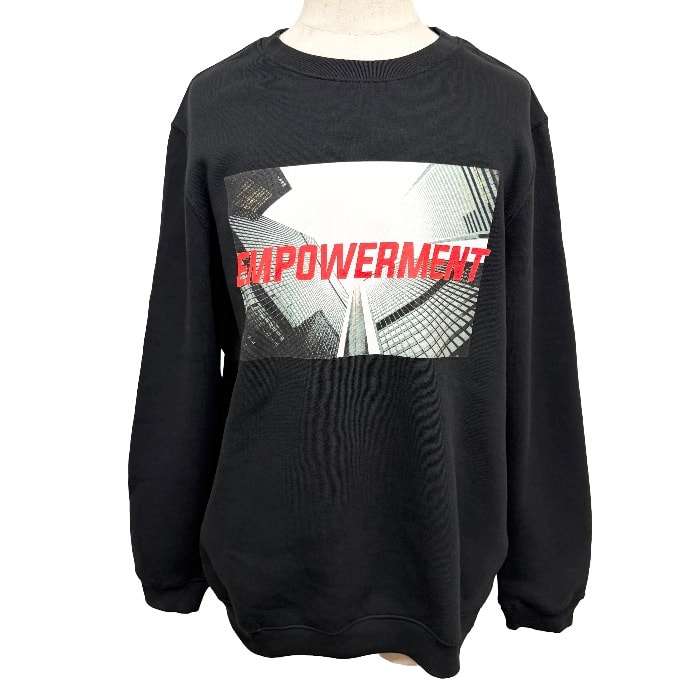 【新品】[印象N] Bershka ベルシュカ スウェットシャツ トレーナー 裏起毛 メンズ S ブラック 黒×赤×緑系×白系 コットン×ポリエステル プリント クルーネック 長袖 トルコ製 胸にビルと英字のプリント 『EMPOWERMENT(エンパワーメント)』 ロングスリーブ