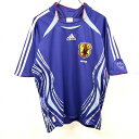 【中古】アディダス adidas サッカー 日本代表 レプリカユニフォーム Tシャツ 半袖 一部メッシュ ラグラン ポリ100% S ネイビー 紺×赤×白 メンズ 商品データ ブランド adidas （ アディダス ） 商品タイトル アディダス adidas サッカー 日本代表 レプリカユニフォーム Tシャツ 半袖 一部メッシュ ラグラン ポリ100% S ネイビー 紺×赤×白 メンズ カラー ネイビー 紺×赤×白 サイズ表記 S 実寸サイズ （タグ表記：S）・肩幅-cm・着丈66cm・身幅51cm・裄丈49cm 素材 ポリ100% 状態 【 AB 】 USED品で若干の使用感がありますが、全体的に綺麗でまだまだ十分ご着用頂けそうな状態です。 商品状態・ディテールなど （※実測寸法など、多少の誤差はご容赦下さい。）（※商品は衣類の場合は全て畳んで保管しており、服飾雑貨も靴以外は必要に応じ畳んで保管しております。保管や梱包による畳み皺などはご了承下さい。）●気になったダメージの場所と種類： 　・所々：- 　・全体：- 　・肩：- 　・襟：- 　・胸：- 　・腹部：- 　・裾：- 　・右袖：- 　・左袖：- 　・袖口：- 　・背中(上)：- 　・背中(下)：- 　・内側：-●その他ディテール：モックネック、刺繍、プリント●付属品など：-●その他：- 管理番号 CS03717 お取引について まとめ買い・送料サービス ・複数点ご購入の場合は同梱発送も可能です。・その他、合計ご購入金額が3,980円(税込)以上の場合は送料無料（当店負担。沖縄、離島は無料ではなく送料300円で、税込み9,800円以上ご購入の場合はその他地域と同様送料無料）のサービスも実施していますので、是非ご検討ください（※送料サービス適用時の配達方法は梱包完了時に当店で改めて決定させていただくこととなります）。・メール便（クロネコゆうパケットまたは飛脚ゆうパケット便）での発送が可能な商品を含む複数点をご購入の場合、メール便での同梱発送は不可です。そのため、同梱発送はメール便以外の配達方法となります。 送料 ・ショッピングカート画面内のお届け方法変更画面にて各配送方法の送料が確認可能です。 楽天市場のシステム仕様により全商品につき、お客様側で明示的にお届け方法を変更しない限り最安送料が自動適用されております（※複数ご購入の場合も同様）。 メール便の最安送料は佐川急便の飛脚ゆうパケット便のためメール便での発送が可能な商品は飛脚ゆうパケット便が自動適用されますが、同様のサービスのメール便としてヤマト運輸のクロネコゆうパケットもご選択可能です。「飛脚ゆうパケット便」「クロネコゆうパケット」は、集荷会社は異なりますがお届けはどちらも日本郵便となる関係上、到着目安は発送完了後3〜7日程となっており、料金は異なりますが同じサービスです。応援したい配送会社のサービスをお選びください。 当店ではご注文完了後に発送方法について改めてご提案することはなくご注文内容通りの配送方法での発送となりますので、ご注文の際は念のためお届け方法変更画面にてご希望の配送方法をお探しいただき概ね想定通りの到着となるようご注文いただくのがお勧めです。 尚、3,980円以上（沖縄宛は9,800円以上）のお買い物で送料無料となりますので、宜しければ複数ご注文もご検討ください。 商品の梱包と発送 ・商品の梱包は原則的にビニール袋等に封入のうえ、封筒または紙袋での梱包となります。 靴の場合、箱付きは段ボールでの梱包となりますが、箱無しは原則的にビニール袋＋封筒または紙袋での梱包となります。 メガネ類の場合は緩衝材で保護のうえ段ボールでの梱包となります。 ギフト包装、その他梱包方法のご指定は不可でございますのでご了承ください。 ・発送はご入金確認後、1〜2営業日以内となります。（※ご入金が当店の定休日前日、および当日の場合は定休日明けの発送となります。その他状況によりすぐに発送できない場合は「ご登録のメールアドレス宛」等へご連絡をさせていただきます。配達日のご指定が必要な場合はお日にちの余裕がある際のご購入がお勧めです。※メール便（クロネコゆうパケットまたは飛脚ゆうパケット便）は日時指定不可。） ・佐川急便の飛脚ゆうパケット便をご選択の場合、諸般の状況により予告無くヤマト運輸のクロネコゆうパケットでの発送に切り替えさせていただく場合がありますが、その際の差額費用は当店負担となりますのでその点ご安心ください。 その他 ・他のECモールと同時出品しています。在庫連動に5分程時間が掛かりますので、万一同時に他のお客様からもご注文をお受けすることとなりました場合はご注文時間が早いお客様への販売となります。誠に恐れ入りますがその点ご了承ください。ご返金時のご案内は「ご登録のメールアドレス宛」となります。・当店からの連絡は原則「ご登録のメールアドレス宛」となります。然るべきタイミングで当店からのメールが届かない場合は迷惑メールフォルダなどに振り分けられていないか、「ご登録のメールアドレス」に誤りがないかなどご確認ください。・お届けの商品に万一問題がございました際は、お手数ではございますがその旨、および詳細な状況をご連絡ください。・お客様から当店へのご連絡方法はお電話以外とさせていただいております（※状況の整理、把握、認識齟齬回避、及び取引記録保存の必要性の観点からお電話でのご連絡はお受けしていないものとなります。誠に恐れ入りますがご了承ください）。