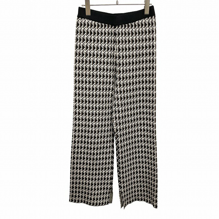 【新品】LOWRYS FARM 微起毛 パンツ 幾何学柄 ウエストゴム 若干フレア 裾スリット レーヨンなど F ブラウン 茶×黒×白系 レディース 商品データ ブランド 【新品】LOWRYS FARM （ - ） 商品タイトル 【新品】LOWRYS FARM 微起毛 パンツ 幾何学柄 ウエストゴム 若干フレア 裾スリット レーヨンなど F ブラウン 茶×黒×白系 レディース カラー ブラウン 茶×黒×白系 サイズ表記 F 実寸サイズ （タグ表記：F）・裾幅24.5cm・ウエスト216cm・股上32cm・股下71cm・ヒップ88cm・わたり幅28cm 素材 レーヨンなど 状態 【 N 】 タグ付き新古品です。畳んで保管しておりますので、畳み皺はご了承下さい。 商品状態・ディテールなど （※実測寸法など、多少の誤差はご容赦下さい。）（※商品は衣類の場合は全て畳んで保管しており、服飾雑貨も靴以外は必要に応じ畳んで保管しております。保管や梱包による畳み皺などはご了承下さい。）●気になったダメージの場所と種類： 　・所々：- 　・全体：- 　・フロントポケット：- 　・バックポケット：- 　・ヒップ：- 　・腿：- 　・膝：- 　・脛：- 　・裾：- 　・裏地：- 　・内側：-●その他ディテール：ストレッチ、ファスナーなど無し、ベルトループ無し、ウエストの内側に調節紐●付属品など：-●その他：- 管理番号 PL05761 お取引について まとめ買い・送料サービス ・複数点ご購入の場合は同梱発送も可能です。・その他、合計ご購入金額が3,980円(税込)以上の場合は送料無料（当店負担。沖縄、離島は無料ではなく送料300円で、税込み9,800円以上ご購入の場合はその他地域と同様送料無料）のサービスも実施していますので、是非ご検討ください（※送料サービス適用時の配達方法は梱包完了時に当店で改めて決定させていただくこととなります）。・メール便（ネコポス）での発送が可能な商品を含む複数点をご購入の場合、メール便での同梱発送は不可です。そのため、同梱発送はメール便以外の配達方法となります。 送料 ・ショッピングカート画面内のお届け方法変更画面にて各配送方法の送料が確認可能です。 楽天市場のシステム仕様により全商品につき、お客様側で明示的にお届け方法を変更しない限り最安送料が自動適用されております（※複数ご購入の場合も同様）。 当店ではご注文完了後に発送方法について改めてご提案することはなくご注文内容通りの配送方法での発送となりますので、ご注文の際は念のためお届け方法変更画面にてご希望の配送方法をお探しいただき概ね想定通りの到着となるようご注文いただくのがお勧めです。 尚、3,980円以上（沖縄宛は9,800円以上）のお買い物で送料無料となりますので、宜しければ複数ご注文もご検討ください。 商品の梱包と発送 ・商品の梱包は原則的にビニール袋等に封入のうえ、封筒または紙袋での梱包となります。 靴の場合、箱付きは段ボールでの梱包となりますが、箱無しは原則的にビニール袋＋封筒または紙袋での梱包となります。 メガネ類の場合は緩衝材で保護のうえ段ボールでの梱包となります。 ギフト包装、その他梱包方法のご指定は不可でございますのでご了承ください。 ・発送はご入金確認後、1〜2営業日以内となります。（※ご入金が当店の定休日前日、および当日の場合は定休日明けの発送となります。その他状況によりすぐに発送できない場合は「ご登録のメールアドレス宛」等へご連絡をさせていただきます。配達日のご指定が必要な場合はお日にちの余裕がある際のご購入がお勧めです。※メール便（ネコポス）は日時指定不可。） その他 ・他のECモールと同時出品しています。在庫連動に5分程時間が掛かりますので、万一同時に他のお客様からもご注文をお受けすることとなりました場合はご注文時間が早いお客様への販売となります。誠に恐れ入りますがその点ご了承ください。ご返金時のご案内は「ご登録のメールアドレス宛」となります。・当店からの連絡は原則「ご登録のメールアドレス宛」となります。然るべきタイミングで当店からのメールが届かない場合は迷惑メールフォルダなどに振り分けられていないか、「ご登録のメールアドレス」に誤りがないかなどご確認ください。・お届けの商品に万一問題がございました際は、お手数ではございますがその旨、および詳細な状況をご連絡ください。・お客様から当店へのご連絡方法はお電話以外とさせていただいております（※状況の整理、把握、認識齟齬回避、及び取引記録保存の必要性の観点からお電話でのご連絡はお受けしていないものとなります。誠に恐れ入りますがご了承ください）。