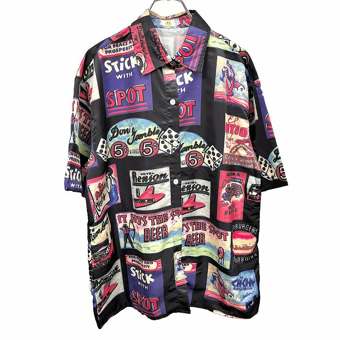 Rakuten - 【スーパーSALE★半額★対象商品】【中古】[印象A] シャツ レディース M ブラック 黒×ピンク×紫×緑×黄×白系×茶 素材不明ですがポリエステル100%のような生地感です 総柄 アメリカン 看板柄 ボックスカット 半袖 ポケット無し
