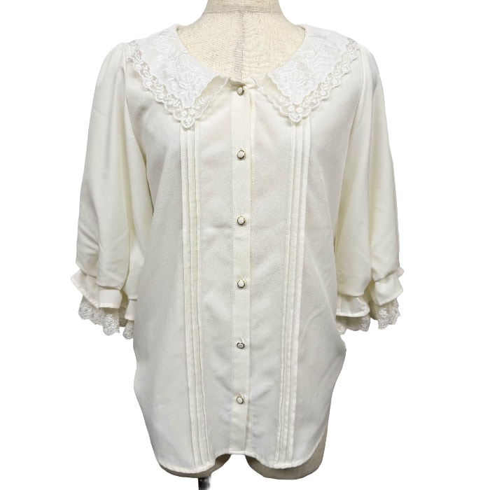 【中古】[印象AB] axes femme アクシーズファム ブラウス シャツ レディース M ホワイト 生成り×白×金 ポリエステル×ポリウレタン 花柄 5分袖 中国製 古着 襟と袖口に花柄レース ペギーカラー ピンタックプリーツ