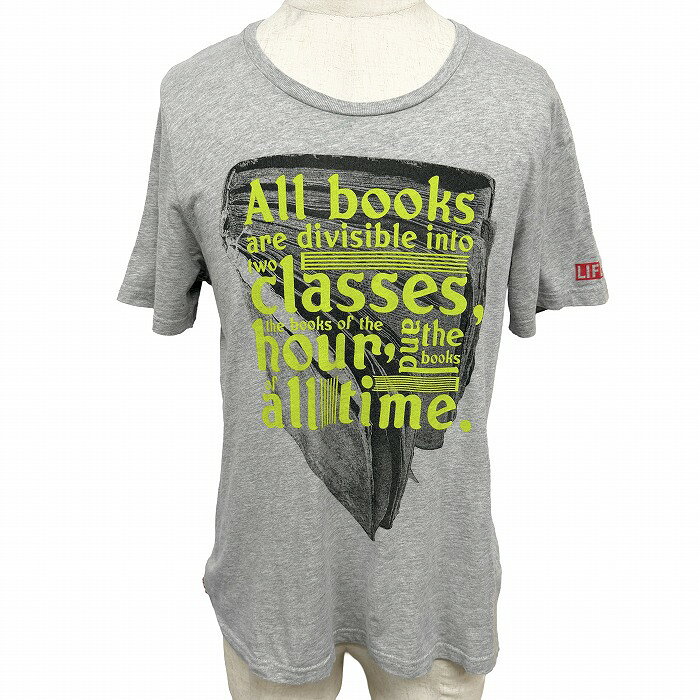  URBAN RESEARCH アーバンリサーチ Tシャツ スリムフィット メンズ 38 グレー 杢灰×緑×黒 綿100% コットン100% プリント 半袖 中国製 古着 本と英字 『All books are divisible into two classes, the books of the hour, and the books of all time.』