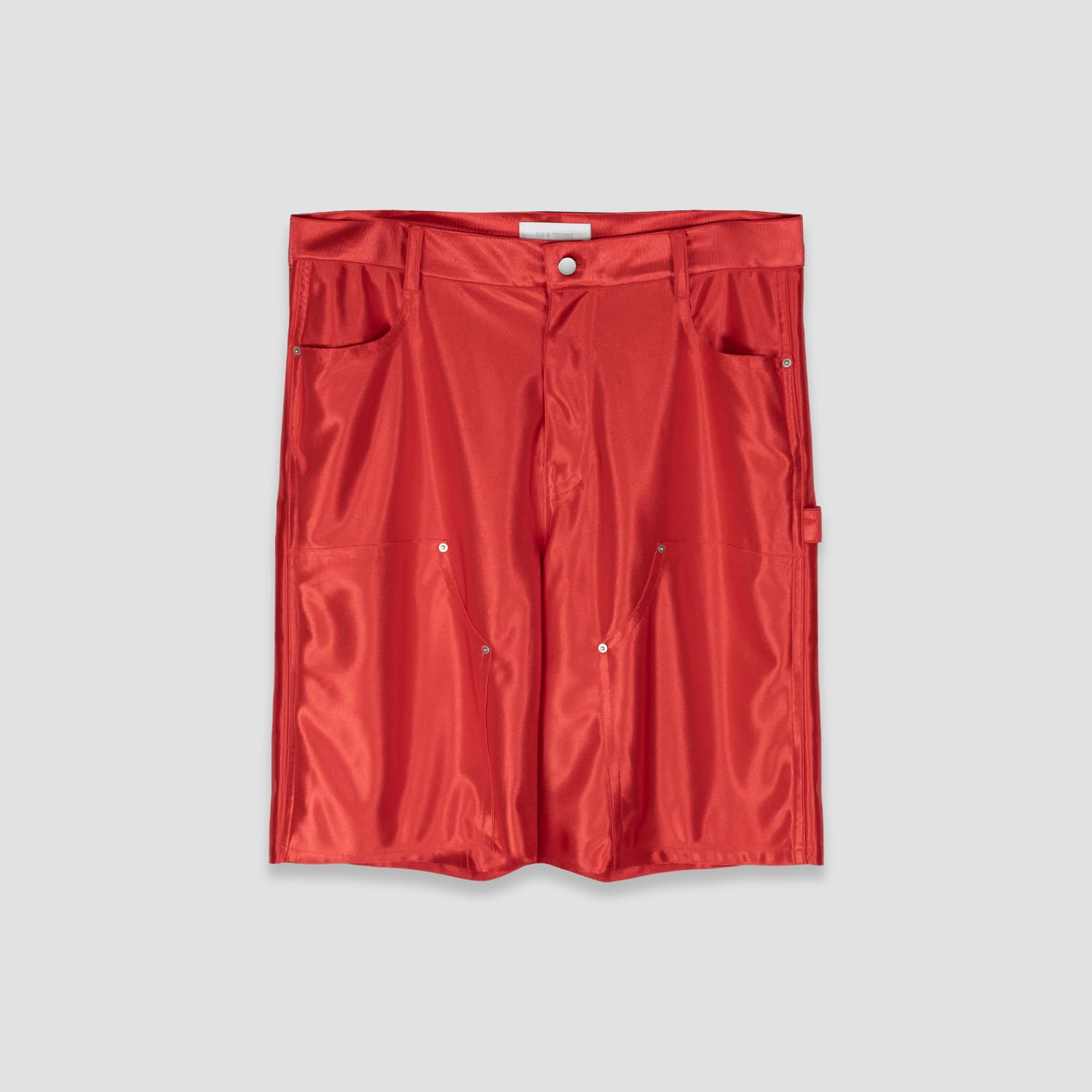 ICE & TECHNO | DOUBLE KNEE BASKET SHORTS (RED) 軽やかなサテン素材で仕上げたメタリックカラーのバスケットボールショーツ。ダブルニーやハンマーループ、ツールポケットなど、ペインターパンツのワークデ...
