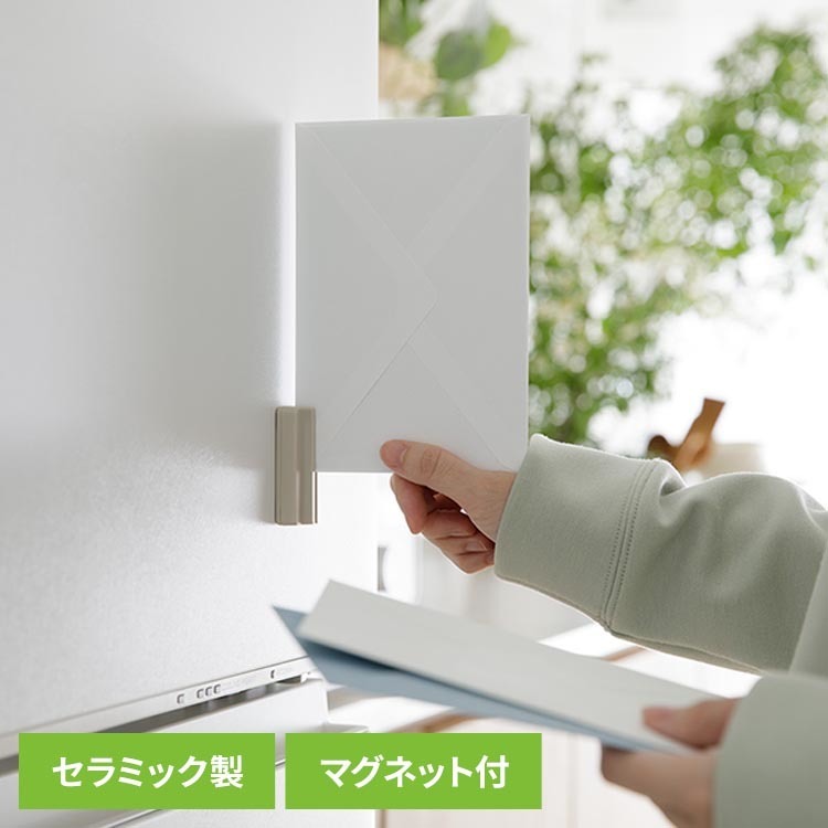 背面に強力マグネットが内蔵されているため、金属面に固定させたままでも使用することができるレターカッターです。開封するには、本体の溝に封筒をはさんでスライドさせるだけ。従来品では開けにくかった厚みのある封筒や角潰れなどでもストレスなく開封できる進化版です。刃は耐久性に優れたセラミック製。約5000通の開封が可能となっています。※リニューアルに伴い、パッケージ・内容等予告なく変更する場合がございます。予めご了承ください。●商品サイズW29×H55×D15mm●商品重量約18g●素材本体：ABS＋グラスファイバー＋POM＋ネオジム（マグネット）刃：セラミック（検索用：レターカッター ペーパーカッター セラミック製 マグネット付 デザインフィル 4902805497374）最強翌日配送対象商品に関するご案内 最強翌日配送対象商品・対象地域に該当する場合は最強翌日配送マークがご注文カゴ近くに表示されます。 最強翌日配送可能なお支払方法は【クレジットカード、代金引換、全額ポイント支払い】のみとなります。 下記の場合は最強翌日配送対象外となります。 ・15点以上ご購入いただいた場合 ・時間指定がある場合 ・ご注文時備考欄にご記入がある場合 ・決済処理にお時間を頂戴する場合 ・郵便番号や住所に誤りがある場合 ・最強翌日配送対象外の商品とご一緒にご注文いただいた場合 ・お届け先住所文字数が40文字以上の場合【置き配規約について】