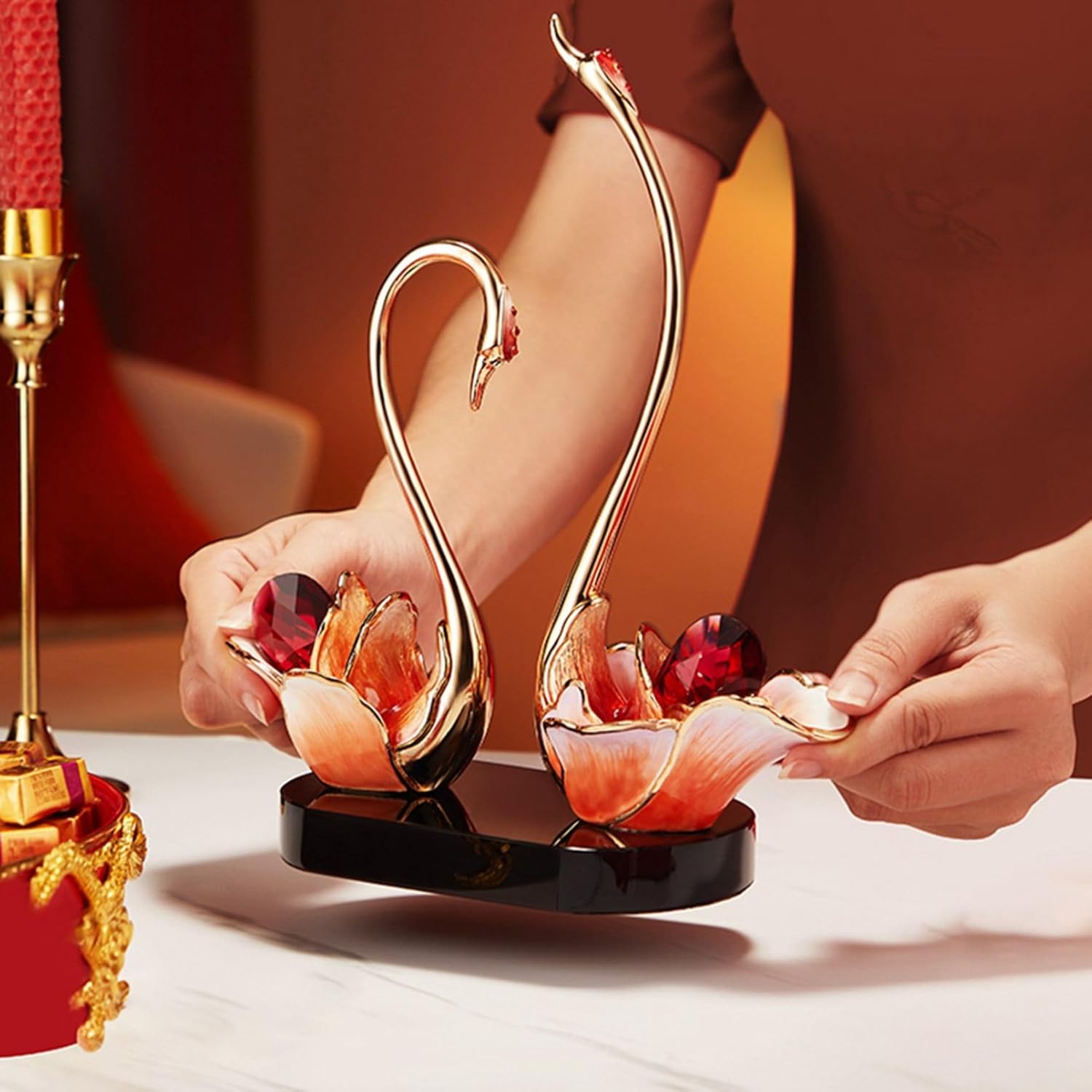 白鳥 スワン 置物 おしゃれ 北欧風 インテリア リビング 玄関 オフィス 赤水晶 クリスタル 天然石 台座付き オーナメント プレゼント 結婚祝い 結婚記念日...