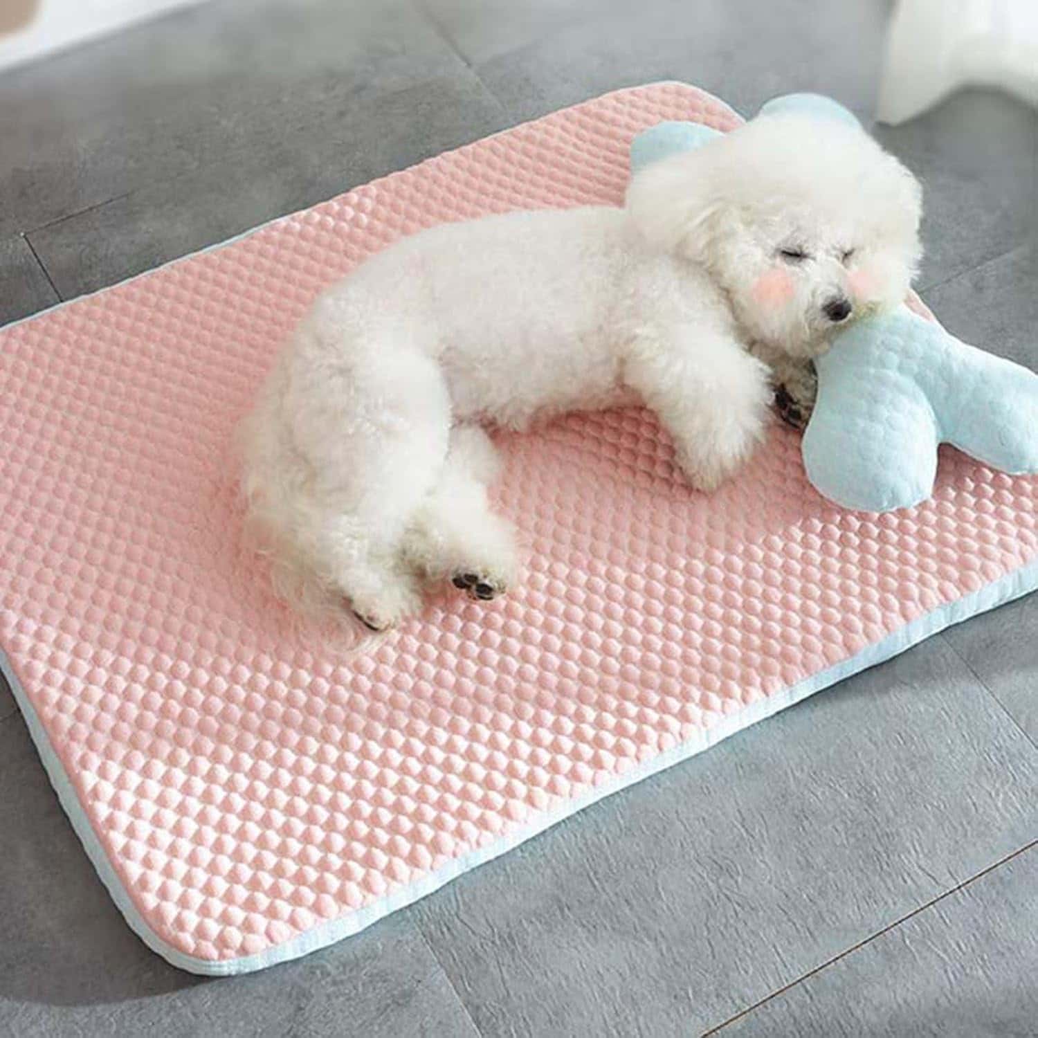 - カラー: ピンク- サイズ: S, M, L, XL- 素材: ペットベッドの表面は3D冷感ファイバーで、中にはスポンジが詰められています。小型犬や猫にぴったりです。- 顎をサポート: マットはふわふわの雲綿パッドで囲まれており、顎を優...