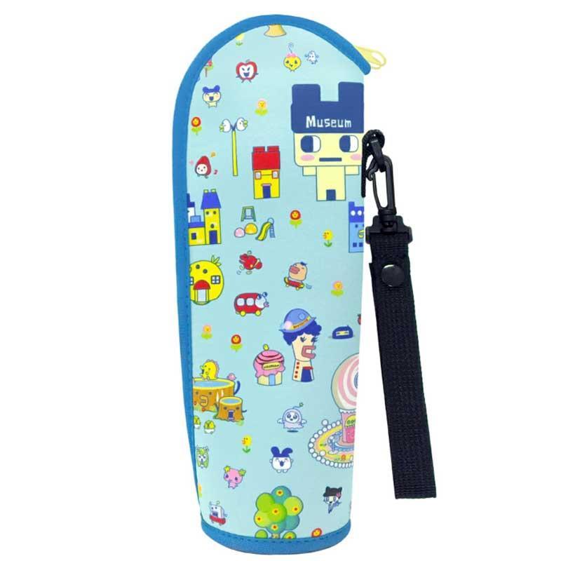 大人気の【たまごっち】のかわいいグッズが登場です！持ち運びに便利な「ボトルケース」が登場♪ウエットスーツと同じ素材を使用した、軽量で使いやすいボトルケースです★やわらかくクッション性のある素材が、大切なステンレスボトルやペットボトルをキズや衝撃からやさしく保護します。吸水性にも優れているため、ボトルの結露による水滴を吸収し、バッグの中が濡れるのを防いでくれるのも嬉しいポイント♪持ち手付きで持ち運びしやすく、通勤・通学はもちろん、お散歩やアウトドア、スポーツシーンなど幅広く活躍します。500mlのペットボトルがすっぽり収納でき、ステンレスボトルにも対応★毎日のお出かけに便利な実用性抜群のアイテムです。■商品ポイント・たまごっちデザインのかわいいボトルケース・ウエットスーツ素材を使用したクッション仕様♪・ボトルをキズや衝撃から保護・結露を吸収してバッグの中を濡らしにくい★・持ち運びに便利な持ち手付き・500mlペットボトル対応・通勤、通学、スポーツ、アウトドアにおすすめ♪【サイズ】：約100×75×260mm【素材】本体：ポリエステル、スチレンブタジエンゴムチャック：プラスチック、ニッケルストラップ：PPボタン・フック：プラスチックパイピング：ポリウレタン【原産国】：中国※お使いのモニターの設定などの環境状況により、実際の商品と色味が異なる場合がございます。※画像はイメージです。実際の商品とは多少異なる場合がございます。【JAN】：4515424052901たまごっちのグッズはコチラ