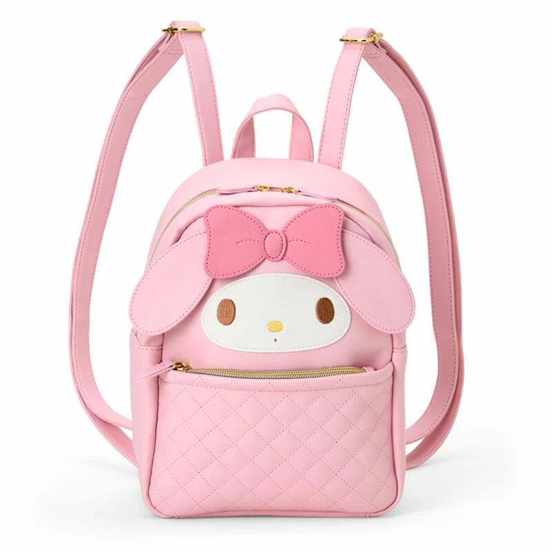 一緒にお出かけ気分を楽しめるフェイス形バッグ☆ パッと目を惹くフェイス形で後ろ姿まで抜かりなし★カジュアルにもフェミニンにも合わせやすくて大活躍♪ ■サイズ 約幅20.5×奥行13×高さ25cm（※耳、リボン、ショルダー紐含まず） ショルダー紐の長さ:各約59-110cm ■主な素材、原料 PUレザー ■詳細 ●ダブルファスナー式開閉 ●外側:ファスナーポケット1 ●ファスナーポケットはキルティング加工 ●対象年齢3才以上 ■原産国 中国 ■備考 Sanrio Original 【JAN】：4550624157681 ※お使いのモニターの設定などの環境状況により、実際の商品と色味が異なる場合がございます。 ※画像はイメージです。実際の商品とは多少異なる場合がございます。 関連ページはこちら メーカー希望小売価格はメーカーサイトに基づいて掲載しています