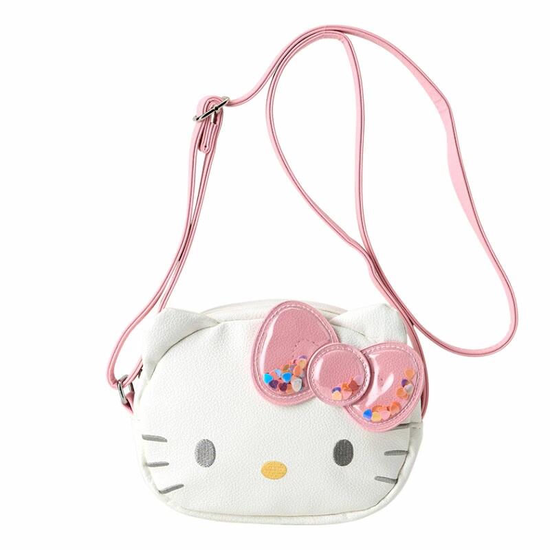 使うのが楽しくなるキッズショルダーバッグ☆ 一緒にお出かけ気分を楽しめるフェイス形★キラキラ輝くスパンコール入りのリボンがお目立ちポイント♪ ■サイズ 約幅17×奥行4×高さ13cm（※ショルダー紐含まず） ショルダー紐の長さ:約64-124cm ■主な素材、原料 PUレザー、ポリエステル ■詳細 ●ファスナー式開閉 ●内側:オープンポケット1 ●ショルダー紐取り外し不可 ●丈夫で軽い合皮を使用 ●リボンはスパンコール入り ●内容物の数量はばらつきがでる場合がございます ●対象年齢3才以上 ■原産国 中国 ■備考 Sanrio Original 【JAN】：4550337274156 ※お使いのモニターの設定などの環境状況により、実際の商品と色味が異なる場合がございます。 ※画像はイメージです。実際の商品とは多少異なる場合がございます。 関連ページはこちら メーカー希望小売価格はメーカーサイトに基づいて掲載しています