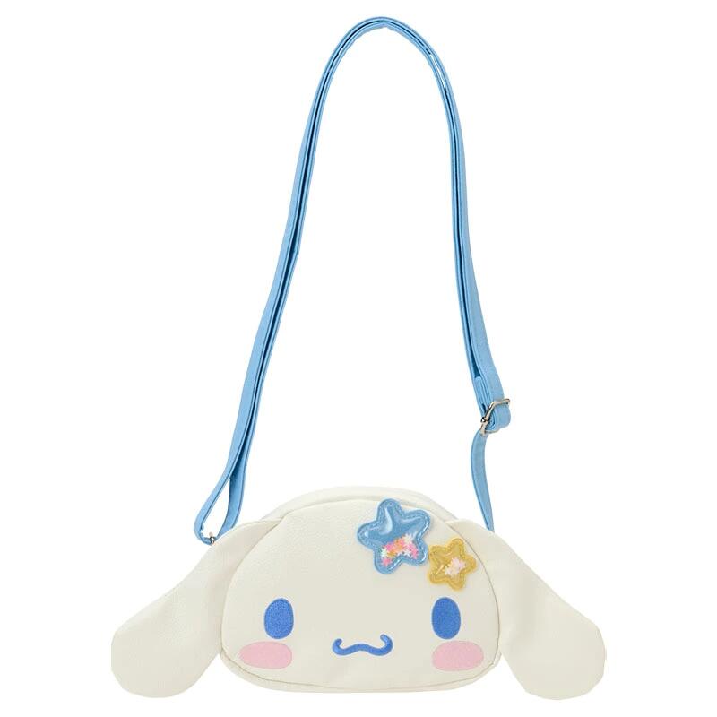 使うのが楽しくなるキッズショルダーバッグ☆ 一緒にお出かけ気分を楽しめるフェイス形★キラキラ輝くスパンコール入りのリボンがお目立ちポイント♪ ■サイズ 約幅17×奥行4×高さ13cm（※ショルダー紐含まず） ショルダー紐の長さ:約64-124cm ■主な素材、原料 PUレザー、ポリエステル ■詳細 ●ファスナー式開閉 ●内側:オープンポケット1 ●ショルダー紐取り外し不可 ●丈夫で軽い合皮を使用 ●リボンはスパンコール入り ●内容物の数量はばらつきがでる場合がございます ●対象年齢3才以上 ■原産国 中国 ■備考 Sanrio Original 【JAN】：4550624199209 ※お使いのモニターの設定などの環境状況により、実際の商品と色味が異なる場合がございます。 ※画像はイメージです。実際の商品とは多少異なる場合がございます。 関連ページはこちら メーカー希望小売価格はメーカーサイトに基づいて掲載しています