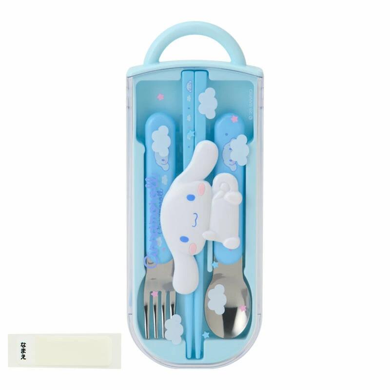 お弁当タイムが待ち遠しくなるランチグッズ☆ ぷっくり立体感のあるサンリオキャラクターのレリーフがかわいい★ どんなメニューにも使えて毎日大活躍♪ ■サイズ ケース:約7.5×2.5×19.5cm はし:約16.5cm スプーン・フォーク:約12.8cm ■主な素材・原料 PP、ABS樹脂 ●スプーン・フォーク・はしの3点セット ●使いやすいスライド式ケース ●名前シール付き ●抗菌 ●食洗機、食器乾燥機のご使用はお避けください ●煮沸はお避けください ■原産国 日本 Sanrio Original 【JAN】：4550624073615 ※お使いのモニターの設定などの環境状況により、実際の商品と色味が異なる場合がございます。 ※画像はイメージです。実際の商品とは多少異なる場合がございます。 関連ページはこちら メーカー希望小売価格はメーカーサイトに基づいて掲載しています