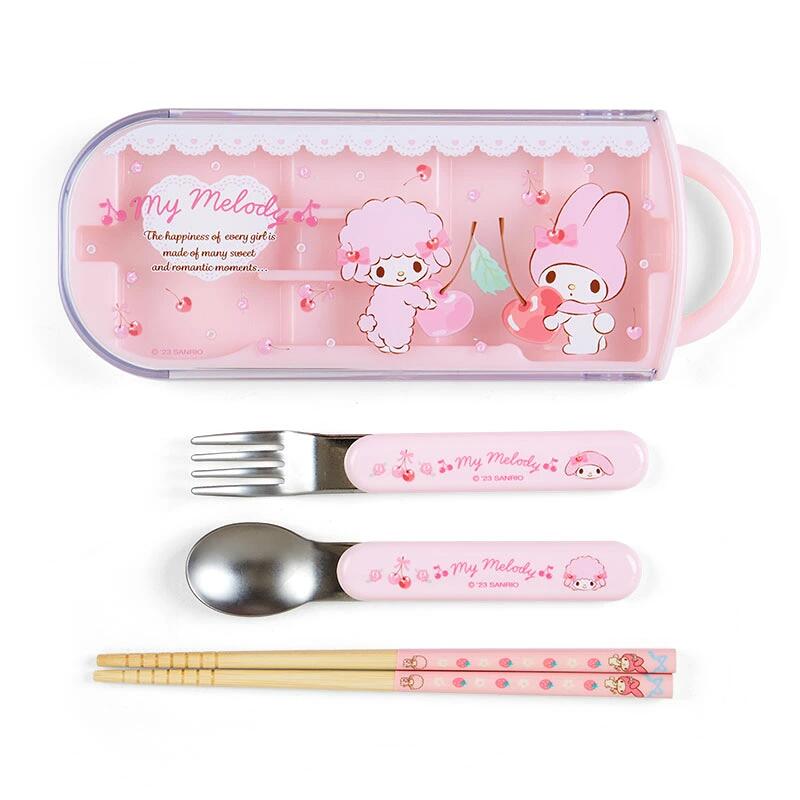 お弁当タイムが待ち遠しくなるランチグッズ☆ キッズにも使いやすい工夫がちりばめられていて、やさしさ満タン★ どんなメニューにも使えて毎日大活躍♪ ■サイズ ケース:約19.5×1.7×7.5cm 竹ばし:約16.5cm スプーン・フォーク:約12.8cm ■主な素材・原料 PP、AS樹脂、竹 ●スプーン・フォーク・竹ばしの3点セット ●使いやすいスライド式ケース ●箸：すべりどめ付き ●名前シール付き ●抗菌 ●食洗器、食器乾燥機使用可能(竹ばしを除く) ●煮沸はお避けください ■原産国 日本 Sanrio Original 【JAN】：4550337015728 ※お使いのモニターの設定などの環境状況により、実際の商品と色味が異なる場合がございます。 ※画像はイメージです。実際の商品とは多少異なる場合がございます。 関連ページはこちら メーカー希望小売価格はメーカーサイトに基づいて掲載しています