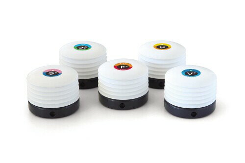 スズキ(Suzuki) ミュージック ポン・プー 派生音 P-tunes MPP-5 ミュージック ポン・プー P-tunes 派生音のみの5音セットです。 P-tunesは手で押さえるとポンプ内部の空気が押し出され、リードが振動して音が鳴る楽器です。机などに置き、楽器の打面中央(ドレミシール部)を押さえたり叩いたりして演奏します。 1オクターブ8音セット「MPP-8」と合わせれば、演奏できる音は1オクターブクロマチックの13音に。 8音だけでは成立しなかった音やコードを使った演奏をお楽しみいただけます。 幼稚園・保育園、音楽療法、リトミックやワークショップなど様々な場面でご活用ください。 プププ♪ プープープー♪ 押さえて自由に鳴らしてみよう! スズキ ミュージック ポン ■プー P-tunes 派生音 MPP-5 MPP-5は 派生音のみの5音セットです。 1オクターブ8音セットのMPP-8と合わせれば、演奏できる音は1オクターブクロマチックの13音に。 8音だけでは成立しなかった音やコードをつかった演奏が楽しめます。 ポンプを押す長さや強さによって、変化のある表現を楽しめるので、 強く押したり長く押したりして、どんな表現になるかいろいろ試してみましょう! 底面には市販のゴムや紐などを通せるので、腕や足に装着して、身体全体を使った演奏を楽しむこともできます。 幼稚園や保育園、音楽療法、リトミックやワークショップなど、様々な場面でご活用ください。 ミュージック ポン ■プー P-tunes(ピーチューンズ) 手で押さえるとポンプ内部の空気が押し出され、リードが振動して音が鳴る楽器です。 机などに置いて、楽器の打面中央(ドレミシール部)を押さえたり叩いたりして演奏します。 【製品仕様】 音域 c#2~a#2、派生音5音セット 材質 PE ■EVA / ポンプ ABS / 台座 寸法 直径82×高さ60mm 重量 57g(1個あたり) 備考 スズキベルハーモニーデスクタイプ用ケースBCD-8に収納可能 商品コード62079237315商品名スズキ(Suzuki) ミュージック ポン・プー 派生音 P-tunes MPP-5型番MPP-5※他モールでも併売しているため、タイミングによって在庫切れの可能性がございます。その際は、別途ご連絡させていただきます。※他モールでも併売しているため、タイミングによって在庫切れの可能性がございます。その際は、別途ご連絡させていただきます。