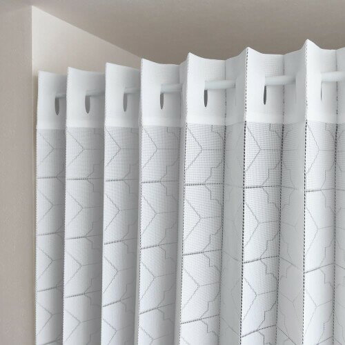 アコーディオンカーテン31146 幾何柄 ホワイト（150cm幅×220cm丈） ぱたぱたカーテン 防炎 洗濯可能 遮熱 断熱 目隠し 間仕切り 厚手 のれん 日本製 ロングサイズ