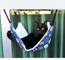 猫 ハンモック ペット ゲージ用 吊り下げベッド ネコ 猫用ベッド ゲージ用 キャットハンモック 小動物用ペット夏冬両用 耐荷重10KG 57x47cm 子猫成猫適用 (blue2) 【和風猫デザイン】猫の模様は超可愛いです、ケージに取付け可能な猫用ハンモック。猫はハンモックが大好き!体にぴったりフィットする形状なので、猫も安心に楽しみます。 【耐荷重が抜群】高品質の金具と生地を採用して、優れた安定性を提供しております。四隅は全部二重縫いで、丈夫で猫の引っかきを耐えられます。猫ハンモックのサイズ:約56x48cm、耐荷重は10kgまで。中型猫と大型猫に適用しています。 【夏冬両用】ハンモックの一面は優れた帆布生地が採用されているキャンバスの面は通気性と快適さを備え、もう一面コットンの面は暖かく、厚く、耐久性を保ちます。熱い夏にも、寒い冬にも最適なハンモックです。夏は涼しい気持ち、冬は暖かさを提供します。 【取り付け簡単】洗濯便利:手または洗濯機でハンモックを洗うことができます!フックをひっかけるだけなので、ケージに簡単に設置できます。工具などは必要ありません。折り畳んで簡単に収納できます。猫ハンモックを使わない時に、折り畳んで収納できますので、スペースを取りません。 【安心な3ヶ月アフターサービス】ご購入日より、3ヶ月以内に万が一商品は不良の場合があってまたは商品についてご不明な点がございましたら、お気軽にお問い合わせください。弊店がご問題をできるだけ早く解決いたします、ご安心ください。 説明 猫 ハンモック ベット ゲージ用 昼寝 商品コード62068106647商品名猫 ハンモック ペット ゲージ用 吊り下げベッド ネコ 猫用ベッド ゲージ用 キャットハンモック 小動物用ペット夏冬両用 耐荷重10KG 57x47cm 子猫成猫適用 (blue2)型番PRTサイズワンサイズ※他モールでも併売しているため、タイミングによって在庫切れの可能性がございます。その際は、別途ご連絡させていただきます。※他モールでも併売しているため、タイミングによって在庫切れの可能性がございます。その際は、別途ご連絡させていただきます。