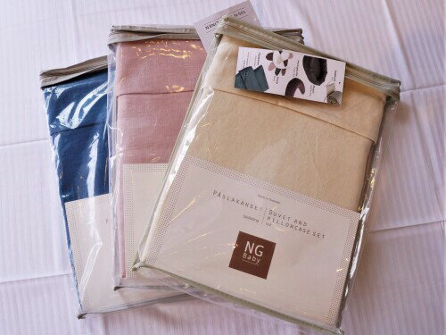 NG baby(エヌジーベイビー) ゆりかご用布団カバー/枕カバー アイボリー 70110-013 ゆりかご用リネン布団カバー [製造国] スウェーデン [商品サイズ] 100×130cm/38×55cm リネン100%生地のさらっとした感触が心地よい布団カバーです。 ストーンウォッシュにより柔らかく仕立てた上質なリネン(麻)の素材感と、あらゆるインテリアに調和する上品な色使いが魅力。 リネン生地には、使い込むほどにより洗練された柔らかさが得られるというユニークな利点があり、自宅でお洗濯できるのも魅力。さらに、暑い時には涼しく、寒いときには暖かく感じるという驚くべき素材の特性もあります。 スウェーデン王室御用達ブランドで、スウェーデンの工場で一品一品丁寧にお作りしています。 商品コード62078330981商品名NG baby(エヌジーベイビー) ゆりかご用布団カバー/枕カバー アイボリー 70110-013型番70110-013カラーアイボリー※他モールでも併売しているため、タイミングによって在庫切れの可能性がございます。その際は、別途ご連絡させていただきます。※他モールでも併売しているため、タイミングによって在庫切れの可能性がございます。その際は、別途ご連絡させていただきます。