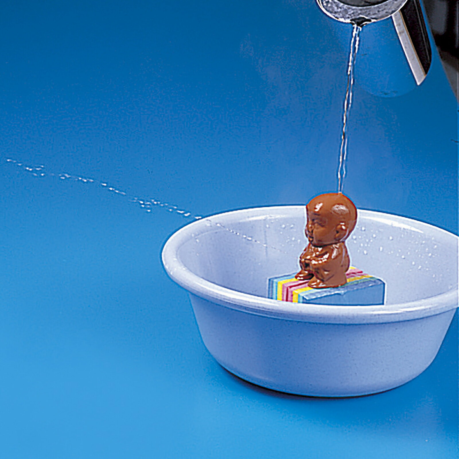 ●湯の熱で空気が膨らみ、おしっこピュー！ ●陶器の人形に熱湯をかけると水が噴水のように吹き出します。 ●熱膨張によって起こる現象を利用しています。 ＜仕様＞ 商品コード：S77-1710 型式名： 材質：陶器 大きさ：45×70mm 入数：1