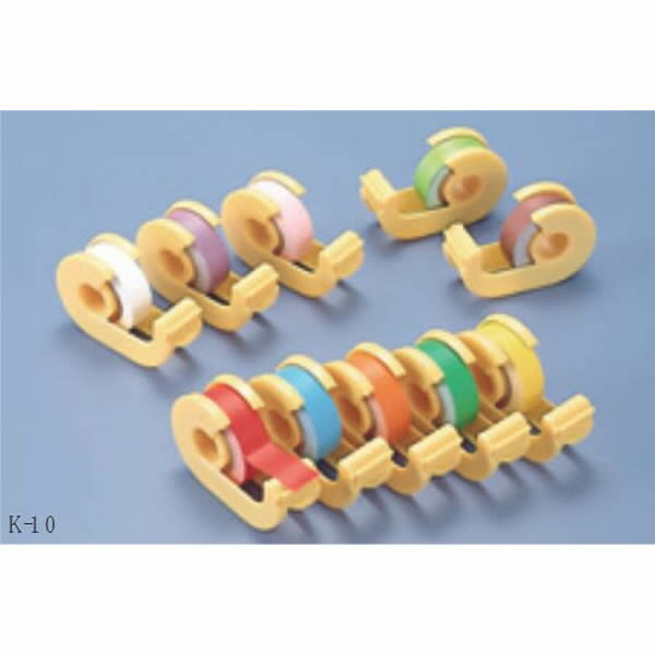 ●ガラス器具や各種実験材料の分類等に使用します。 ●ペン、鉛筆、ボールペン、油性サインペンなどで書ける特殊加工のフィルムに粘着剤を加工してあり、−40〜115°Cの温度変化でもはがれず、はがした後ものりが残りません。 ●耐水、耐油、耐酸、耐アルカリ性に優れています ●10色セット、K-10の補充用です。 ＜仕様＞ 大きさ：15mm×5m 使用温度範囲：−40〜＋115°C 色：緑 入数：1 [※ご注意] ※この商品は上記に記載してある内容の販売品となります。 ※写真はシリーズ商品全体のイメージを表しており、写真に写っている商品がそのまま届く訳ではございませんのでご注意ください。