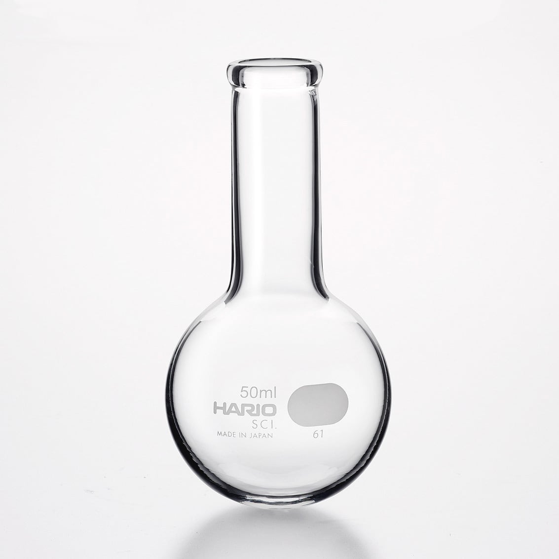 ＜仕様＞ 材　質：硼珪酸ガラス(JIS R 3503準拠 ハリオ-32) 容　量：50mL 球径×全高：53φ×105mm 首外径：約20mm 適合ゴム栓：No.3 ※工場吹き製品のため、口径が異なる場合があります。