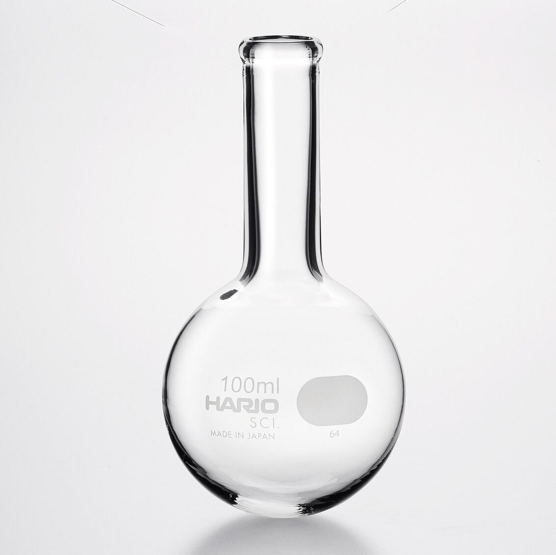 ＜仕様＞ 材　質：硼珪酸ガラス(JIS R 3503準拠 ハリオ-32) 容　量：100mL 球径×全高：65φ×126mm 首外径：約20mm 適合ゴム栓：No.3 ※工場吹き製品のため、口径が異なる場合があります。