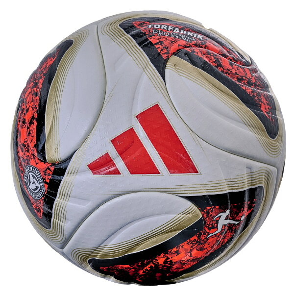 ▼SPEC 【種別】 サッカーボール 【メーカー名】 アディダス(adidas) 【サイズ】 5号球 【特徴】 ・2026年8月29日から開幕するドイツ・プロサッカーリーグ ブンデスリーガ 2026/27シーズンの公式試合球 ・TORFABRIK（トーアファブリーク）とはドイツ語で、TOR＝ゴール（GOAL）・FABRIK＝工場（FACTORY）を意味します。 ・FIFAワールドカップ 2006 ドイツ大会で公式試合球として採用されたTEAMGEIST（チームガイスト）の特徴的なブロッキングよりインスピレーションを受けています。 ・サーマルボンディング製法 ・熱接合技術により、縫い目の無い表皮構造を可能にしました。それにより、どこを蹴っても同一の反発力が生じ、正確なパスやシュートを実現することが可能となります。 ・FIFA公認球 ※プラスチックゴミの削減による環境負担軽減のため、シュリンク加工が廃止となります。